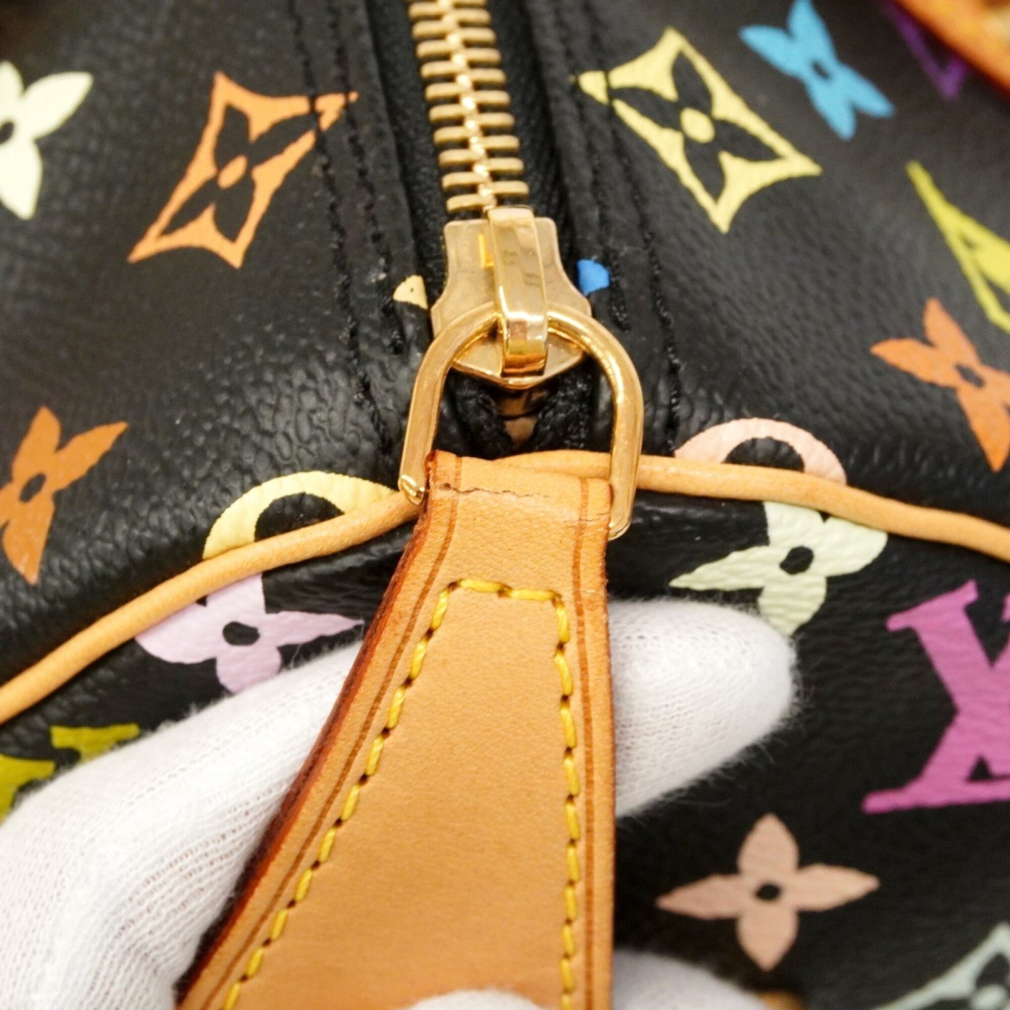 Louis Vuitton Noir Handbag (Pre-Owned)