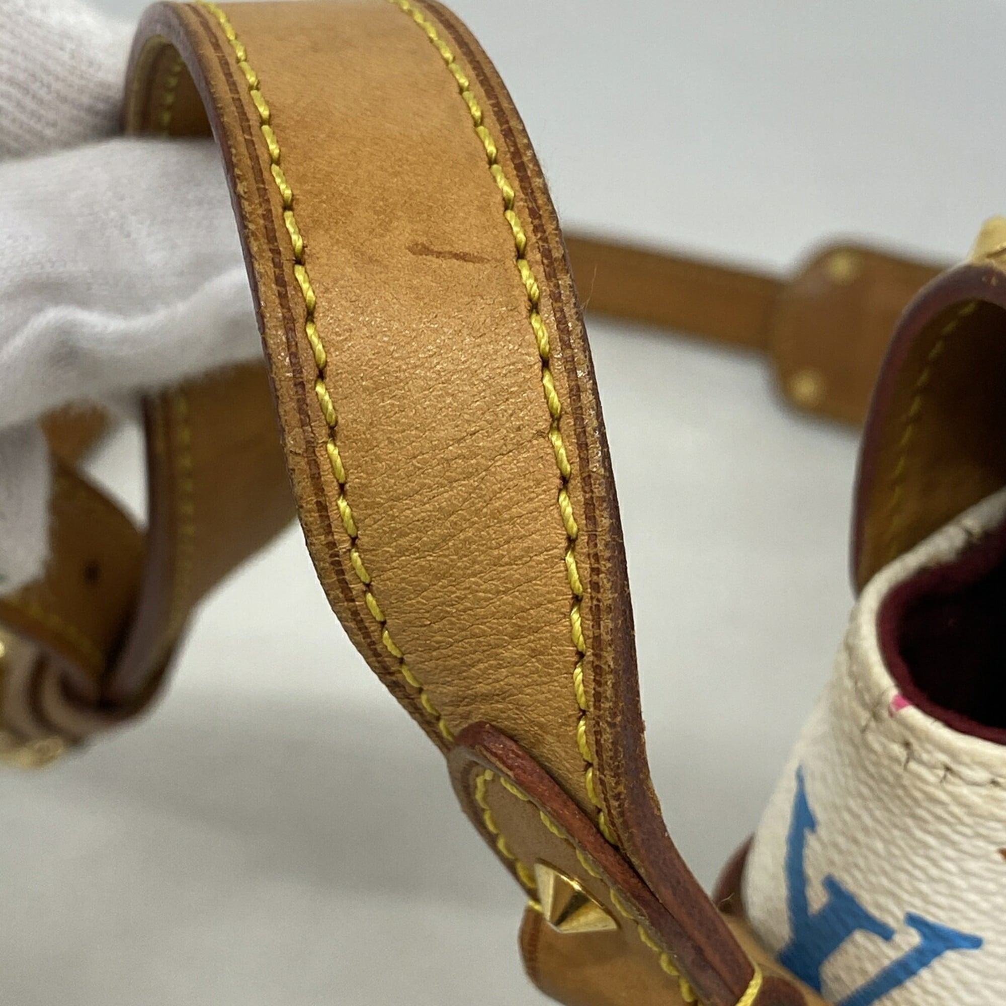 Louis Vuitton Blanc Shoulder Bag (Pre-Owned)