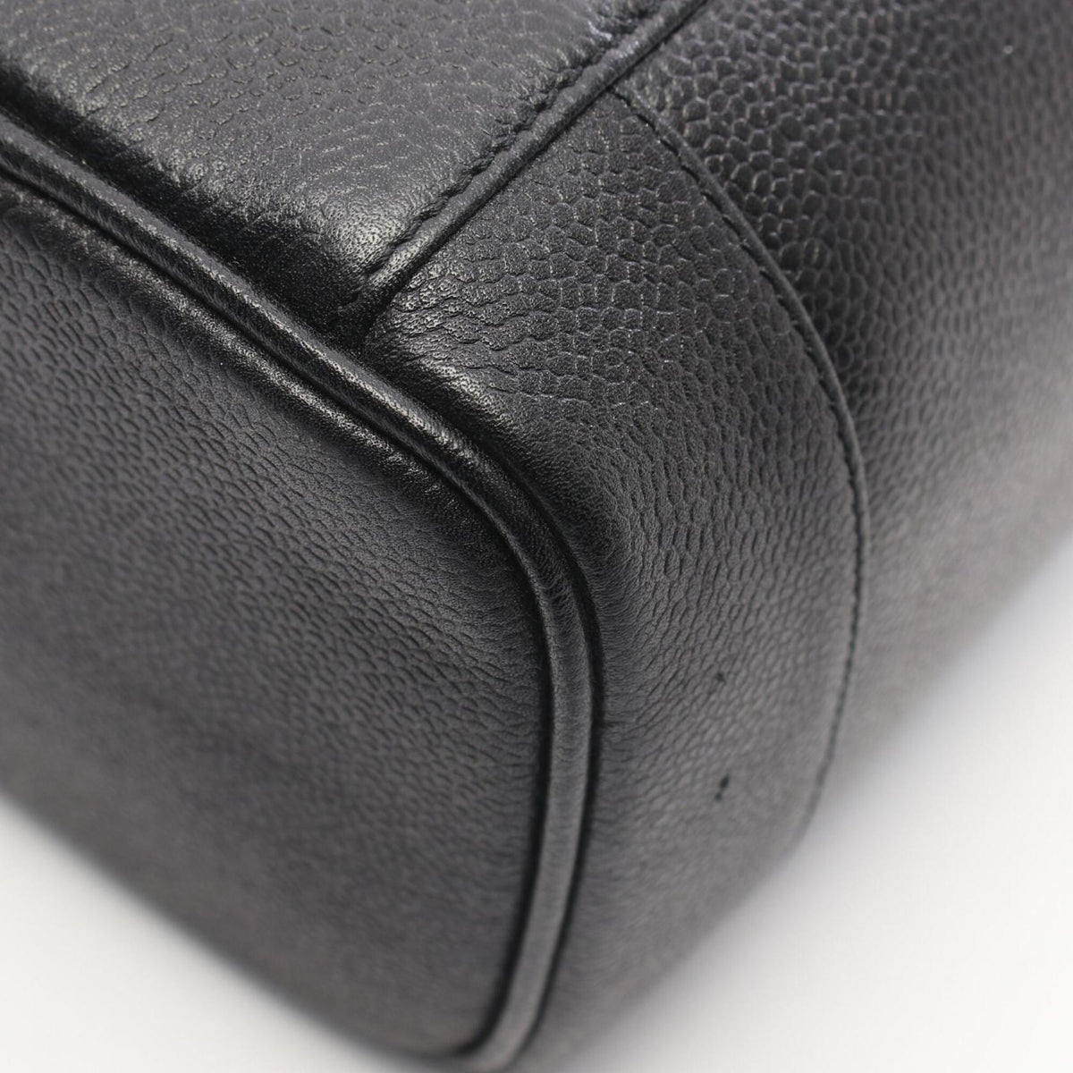 Chanel Black Grained Calfskin Handbag (Pre-Owned)