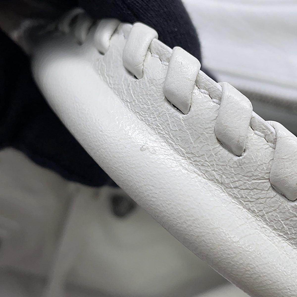 Balenciaga White Leather Handbag (Pre-Owned)