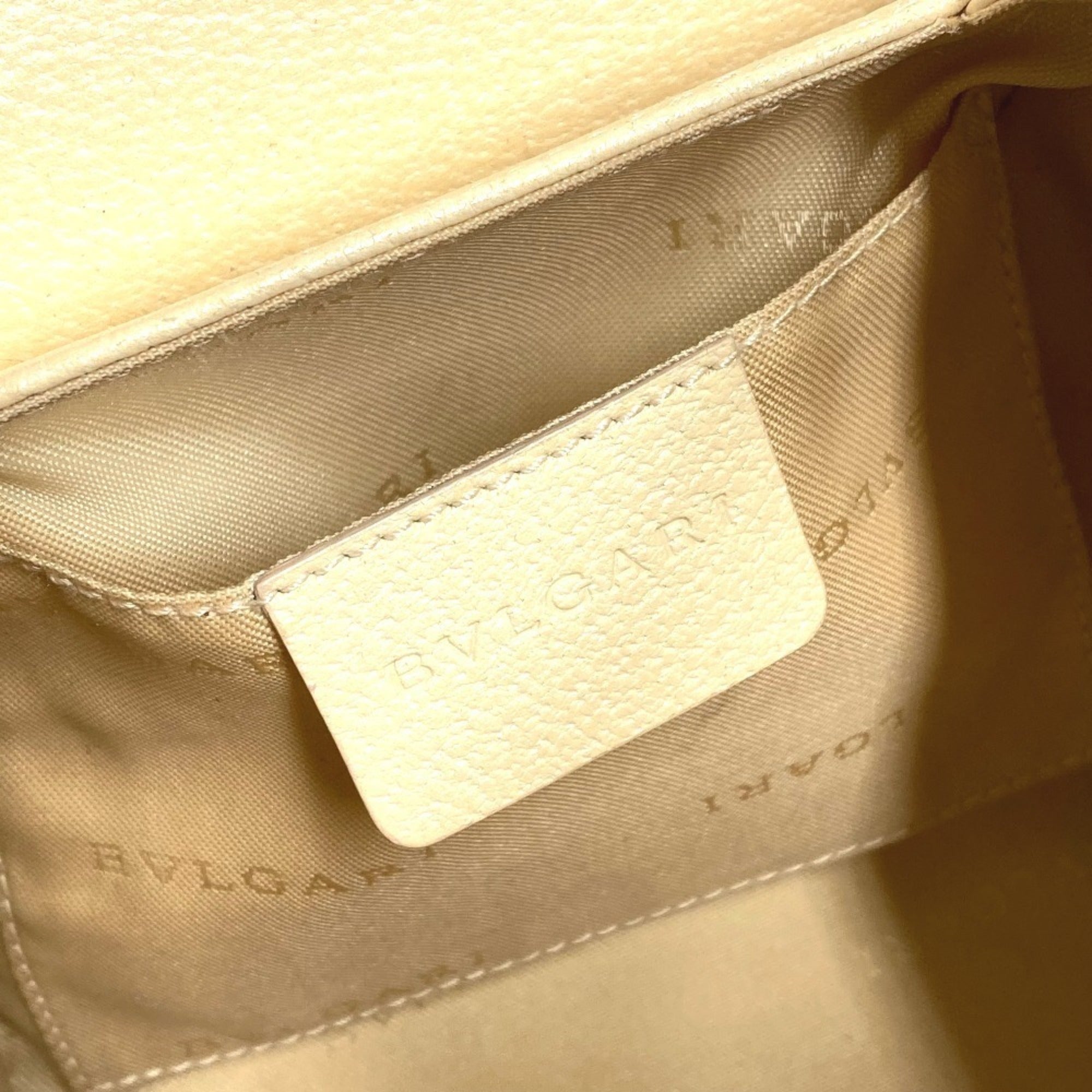 Bvlgari White Leather Shoulder Bag (Pre-Owned)