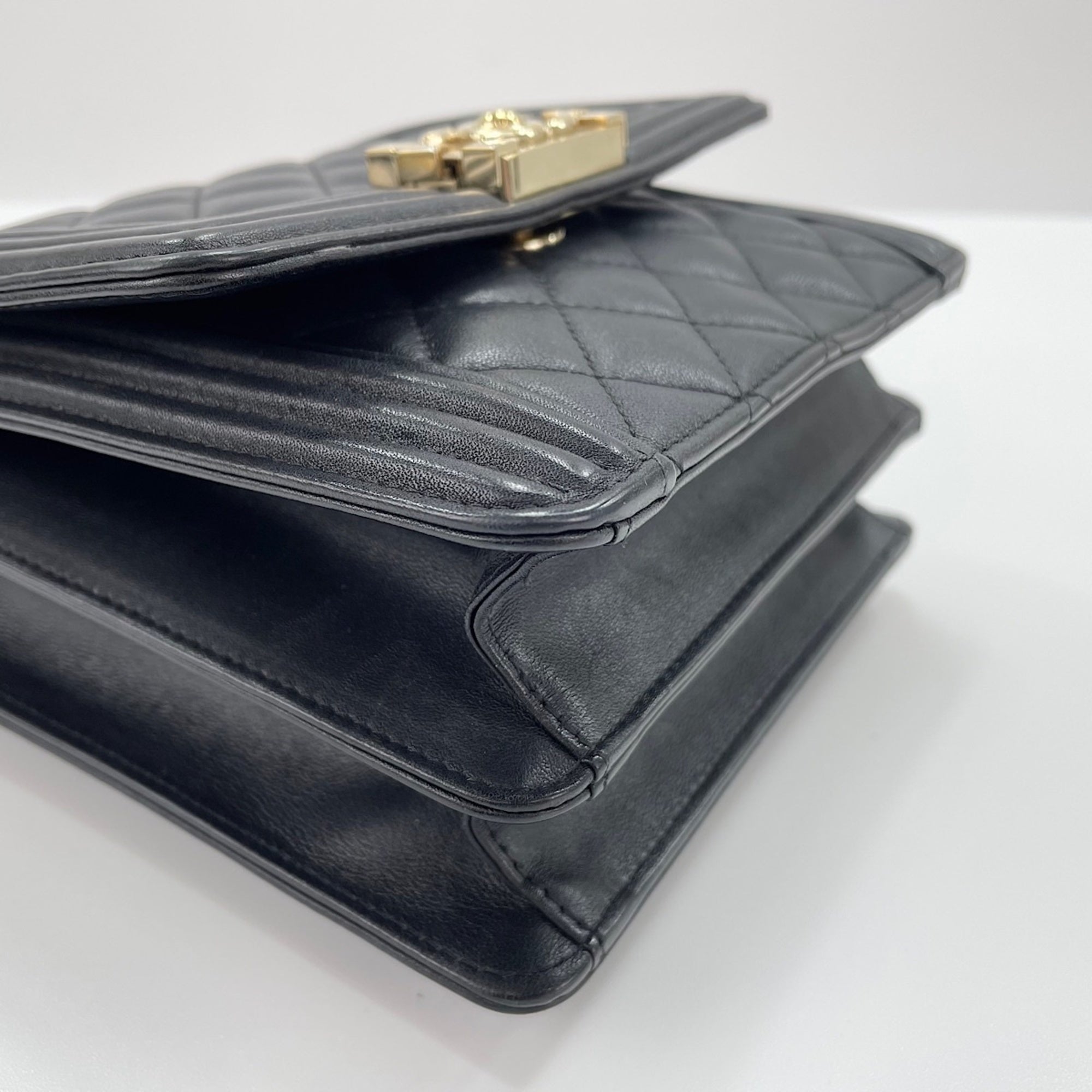 Chanel Boy Chanel Black Leather Shoulder Bag (Pre-Owned)
