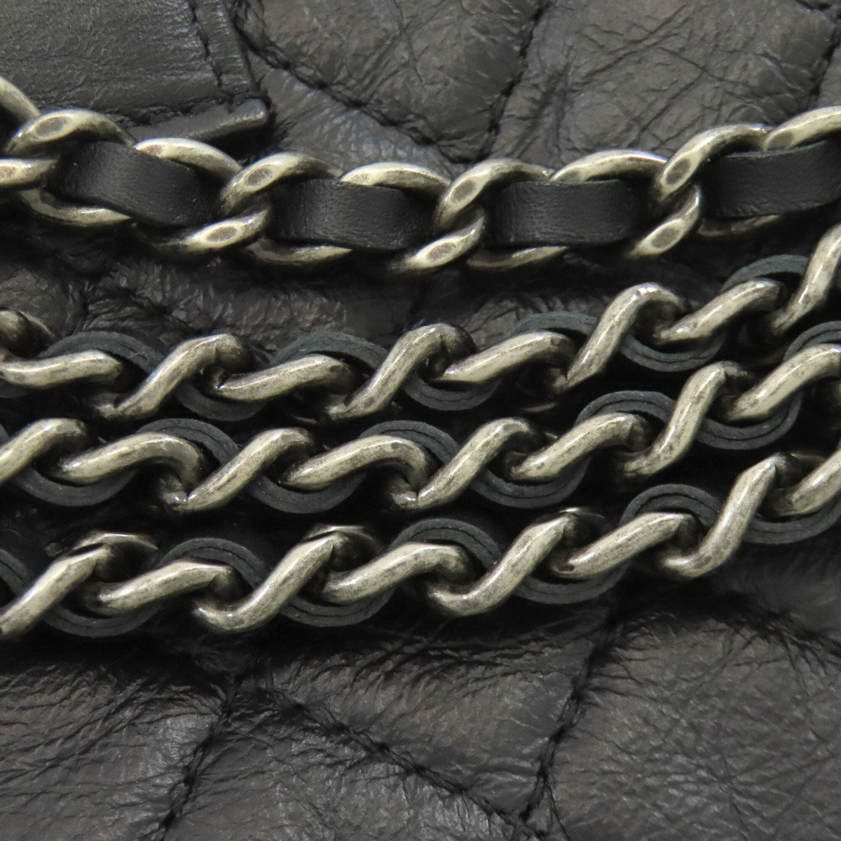 Chanel Black Leather Shoulder Bag (Pre-Owned)