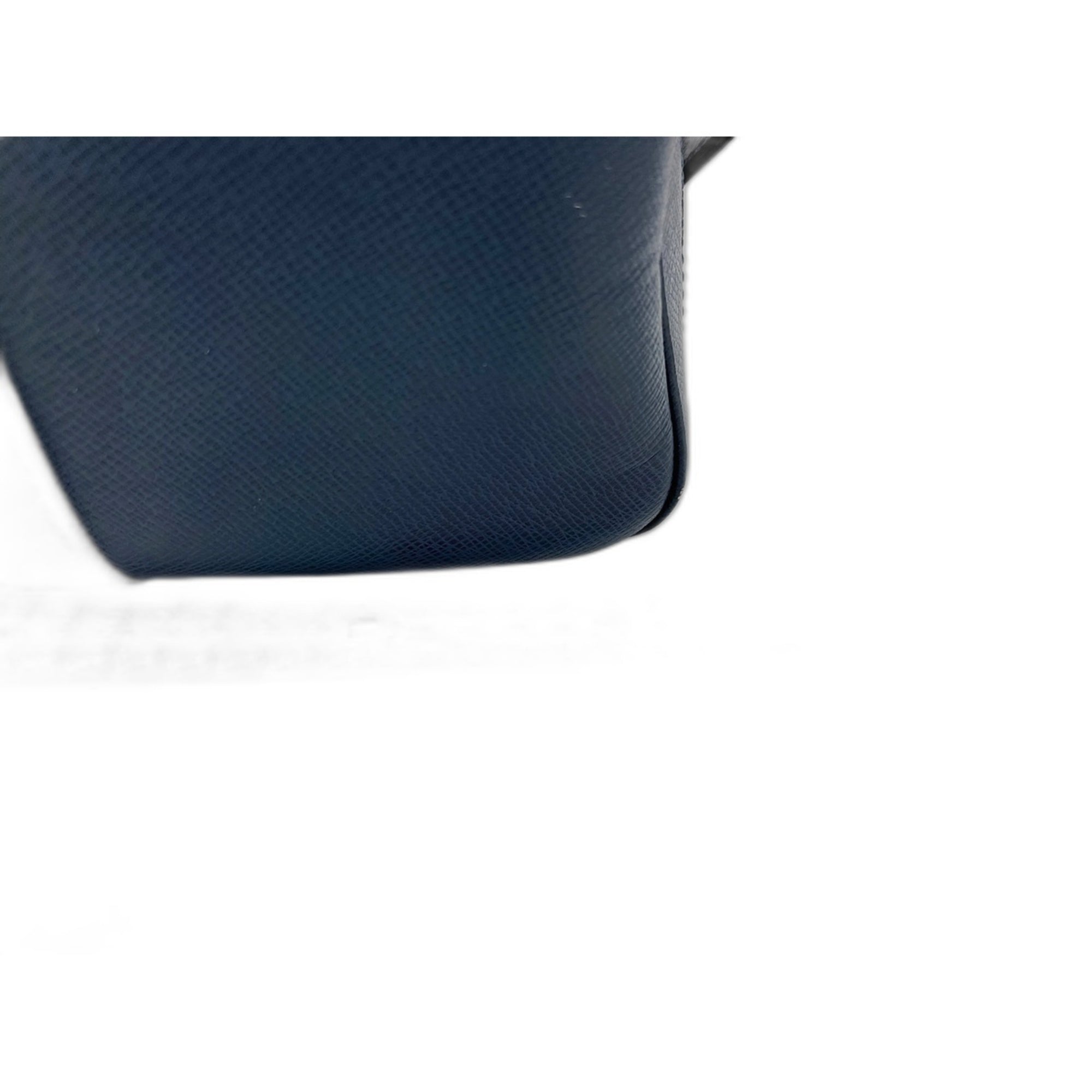 Louis Vuitton Taiga Blue Taiga Leather Handbag (Pre-Owned)
