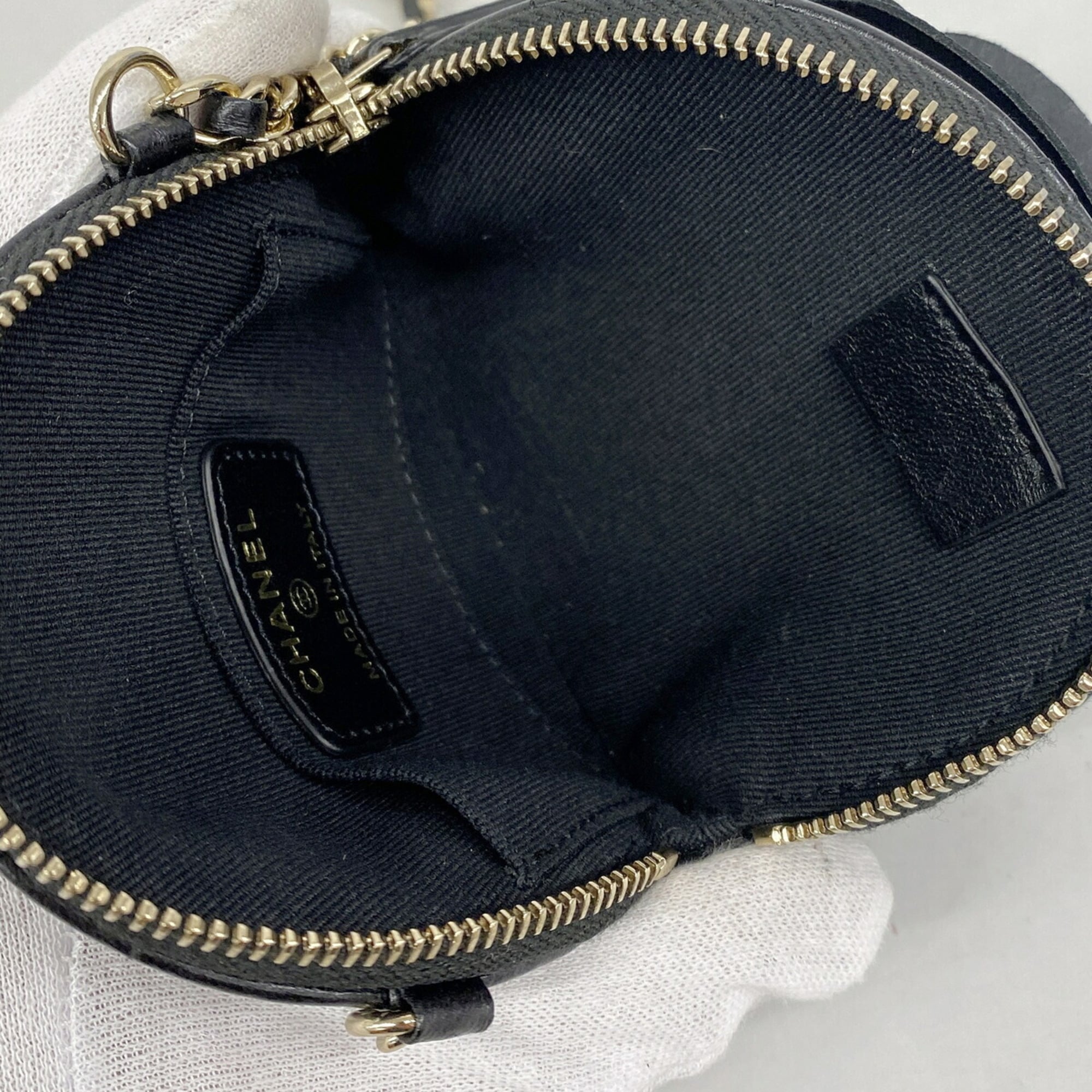 Chanel Black Leather Shoulder Bag (Pre-Owned)