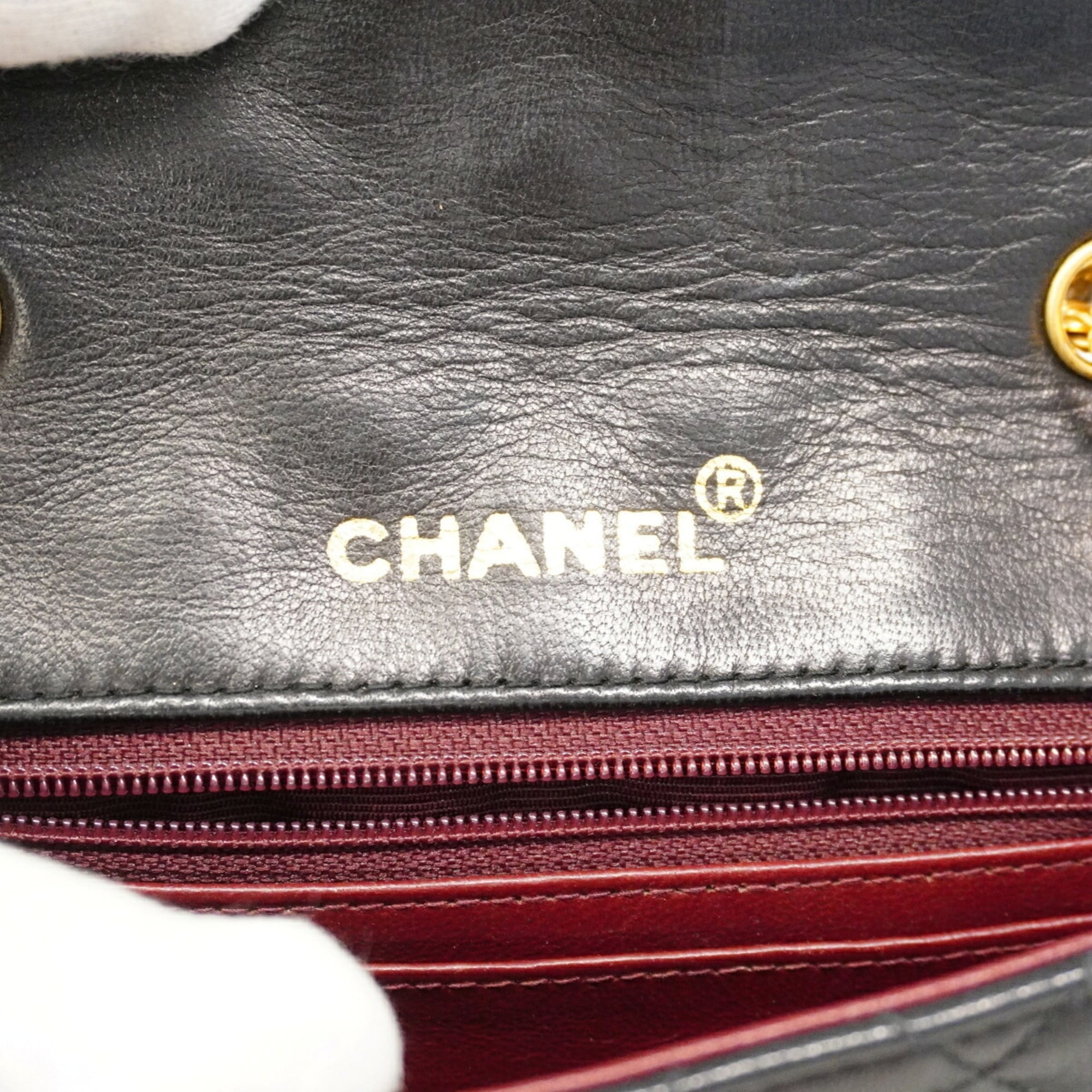Chanel Black Leather Shoulder Bag (Pre-Owned)