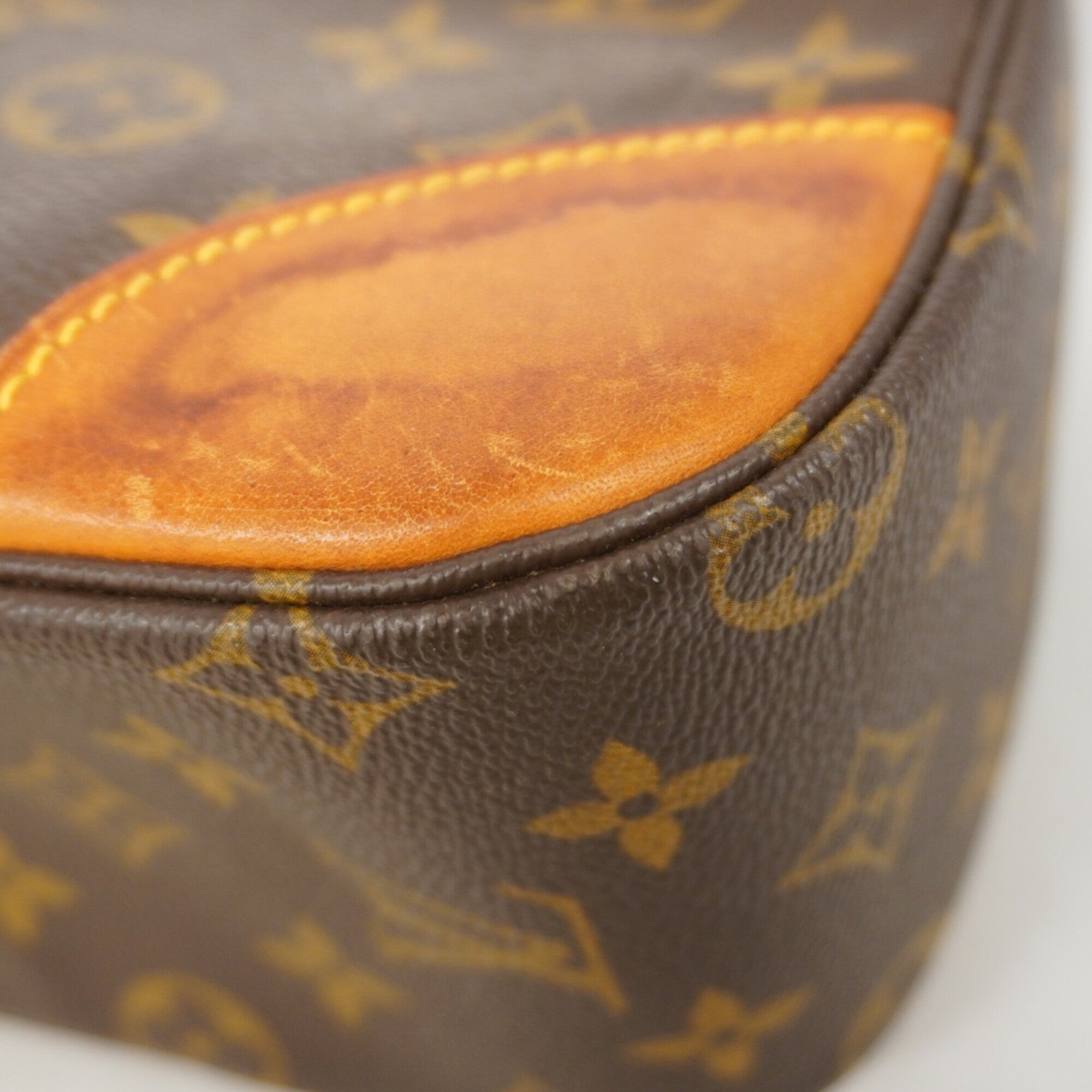 Louis Vuitton Brown Shoulder Bag (Pre-Owned)