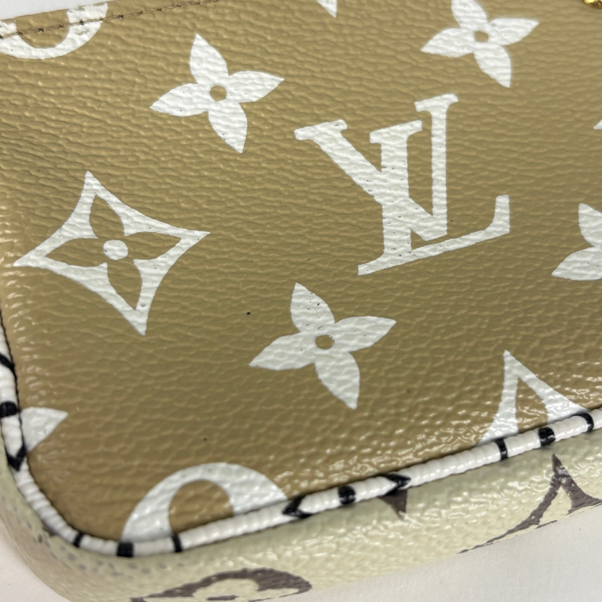 Louis Vuitton Beige Khaki Pochette Pouch (Pre-Owned)