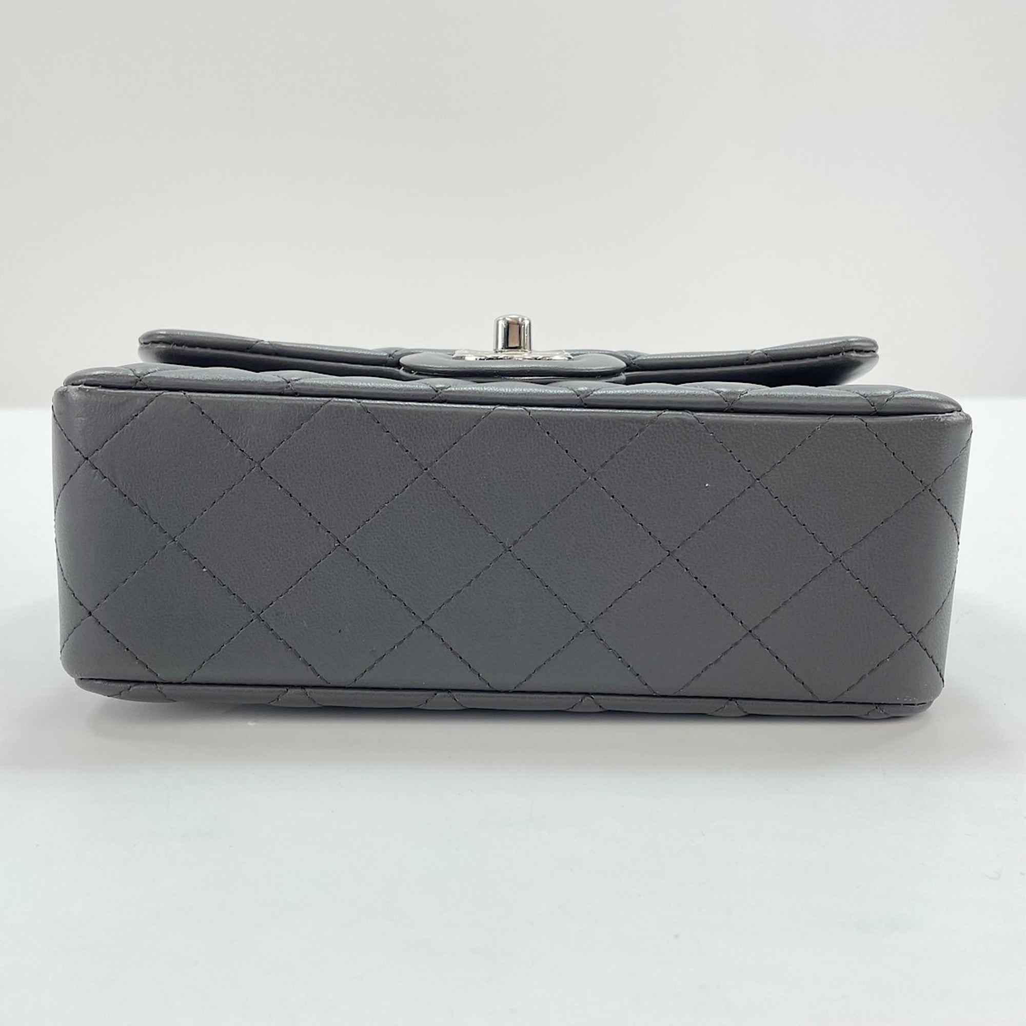 Chanel Gray Leather Shoulder Bag (Pre-Owned)