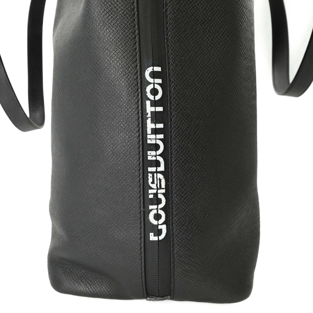 Louis Vuitton Black Taiga Leather Leather Pouch Tote Bag (Pre-Owned)