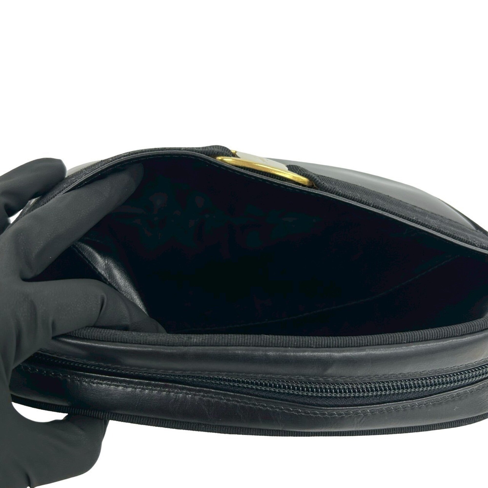 Salvatore Ferragamo Black Leather Shoulder Bag (Pre-Owned)