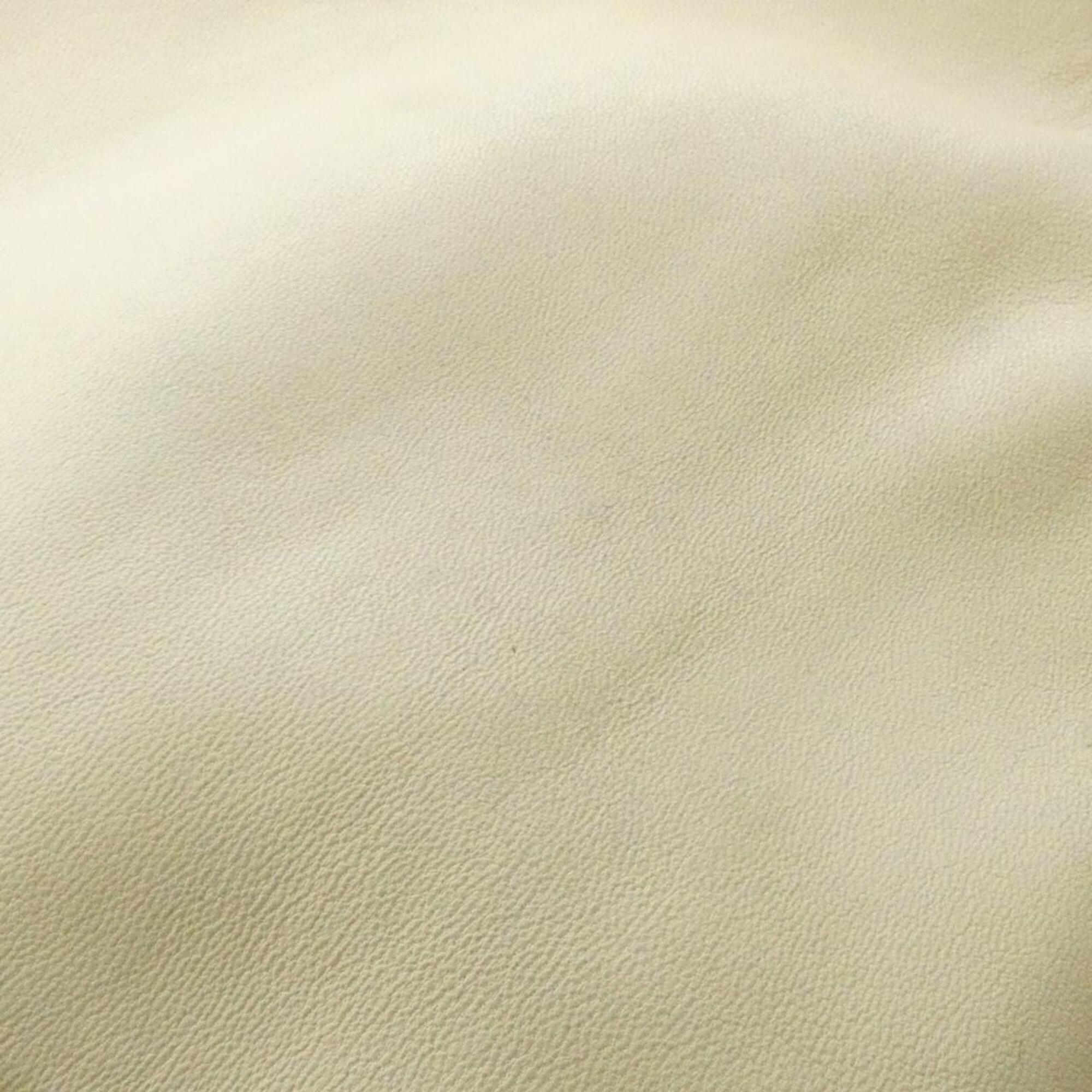 Loewe Ivory Leather Handbag (Pre-Owned)