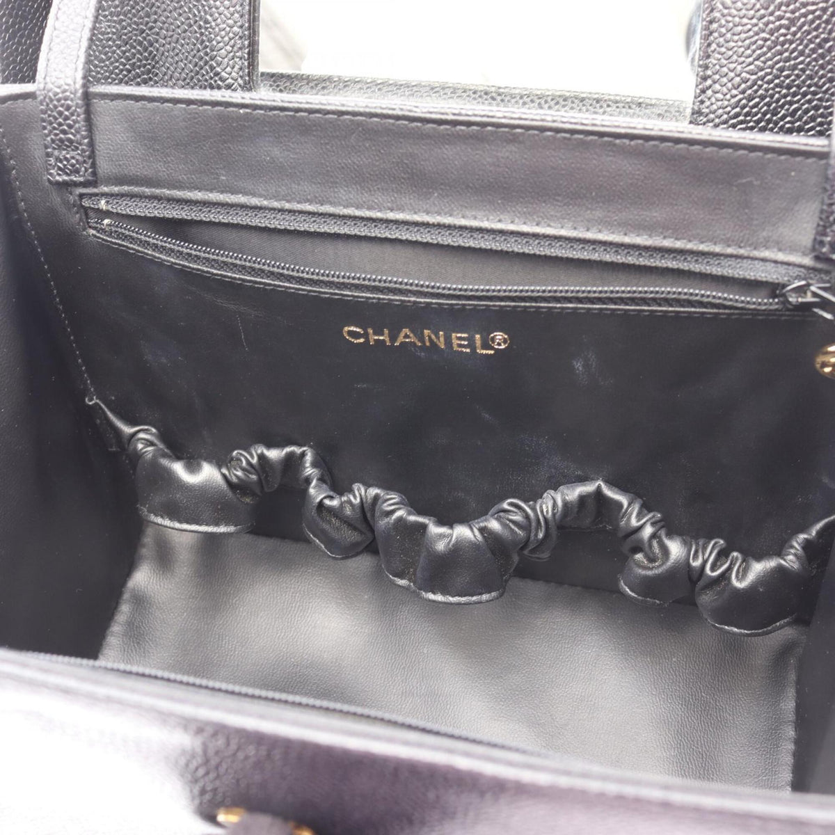 Chanel Black Grained Calfskin Handbag (Pre-Owned)