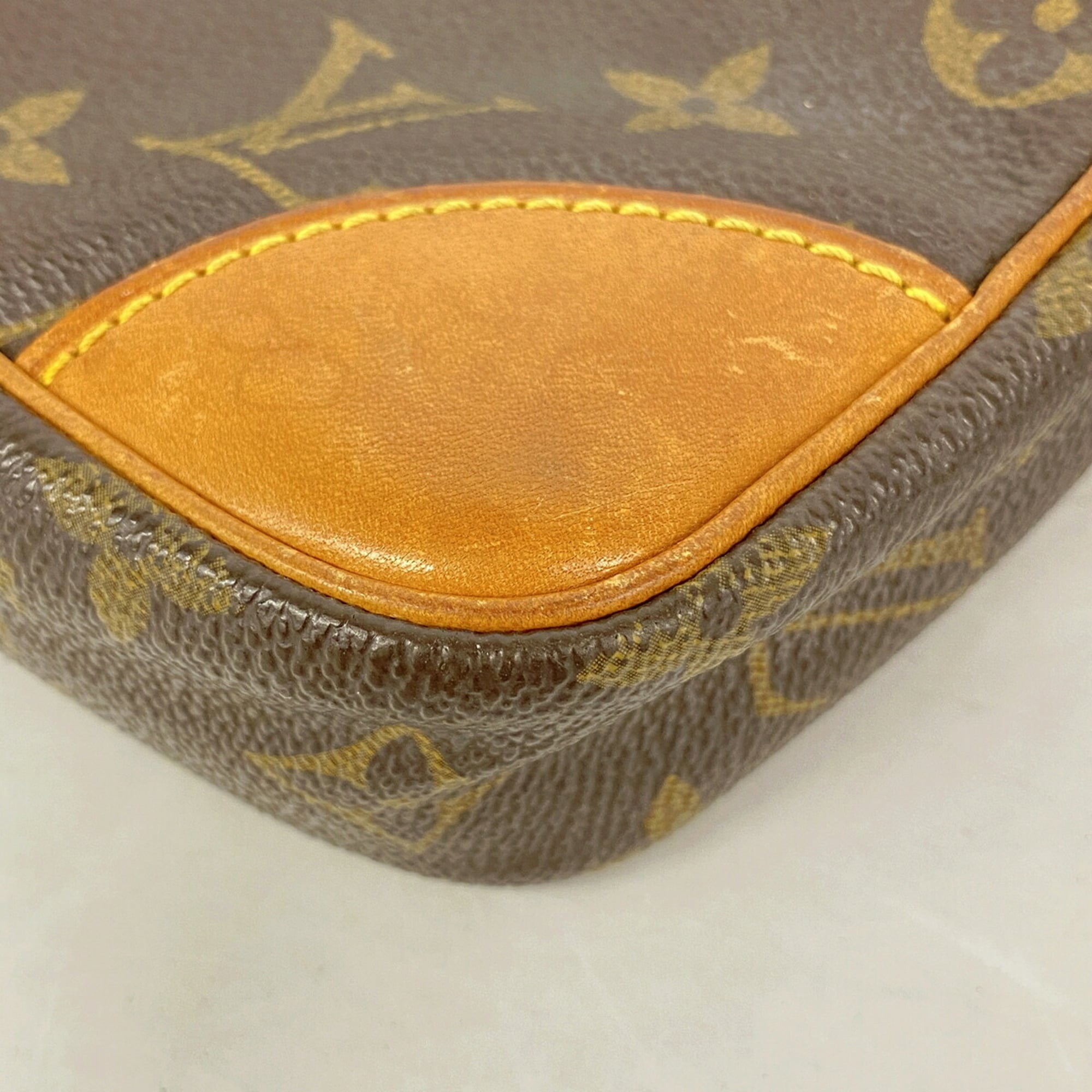 Louis Vuitton Brown Clutch Bag (Pre-Owned)