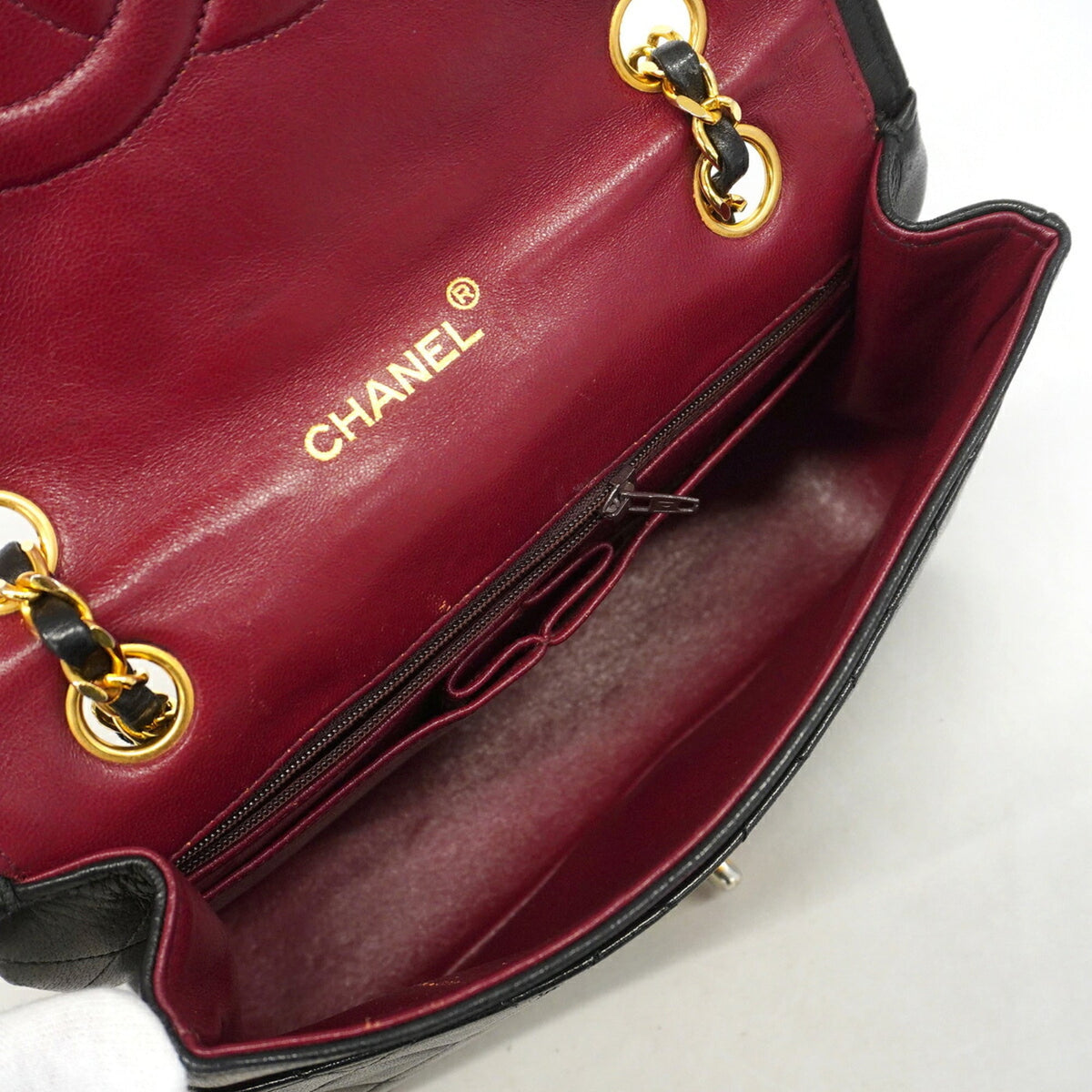 Chanel Black Leather Shoulder Bag (Pre-Owned)