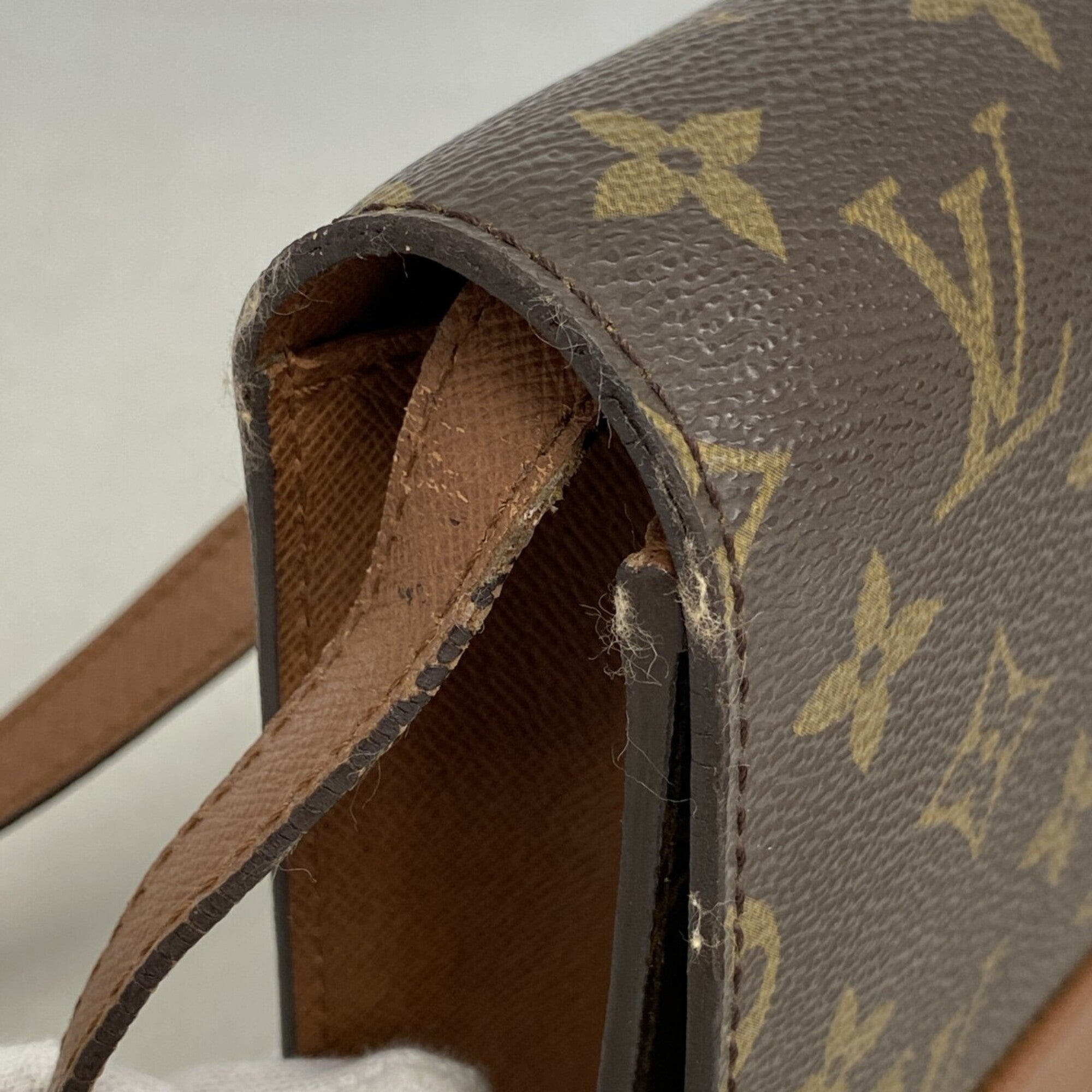 Louis Vuitton Brown Shoulder Bag (Pre-Owned)