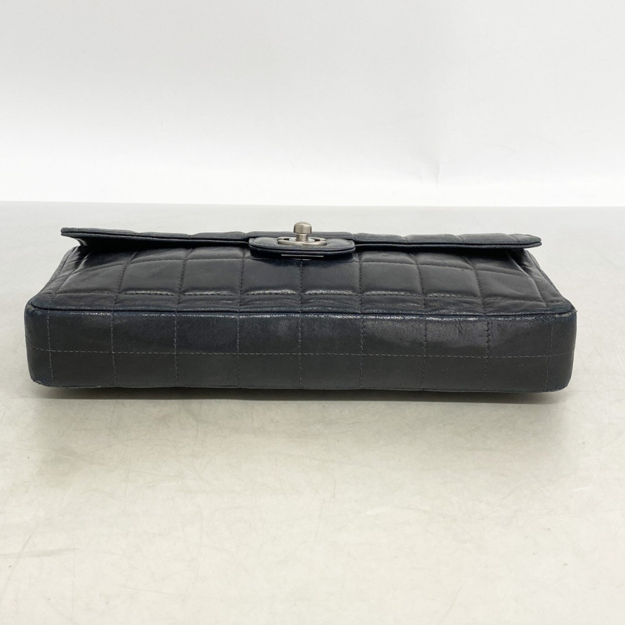 Chanel Black Leather Shoulder Bag (Pre-Owned)