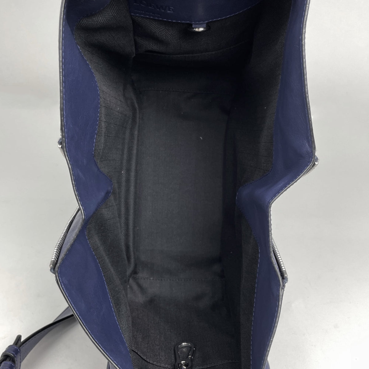 Loewe Navy Leather Shoulder Bag (Pre-Owned)