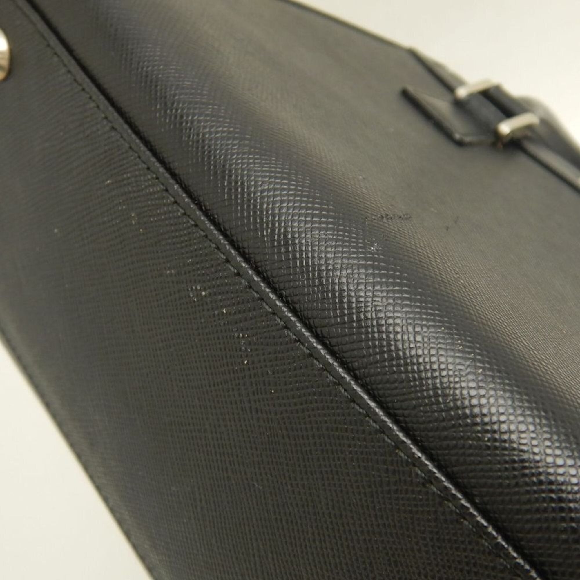 Burberry Black Leather Handbag (Pre-Owned)
