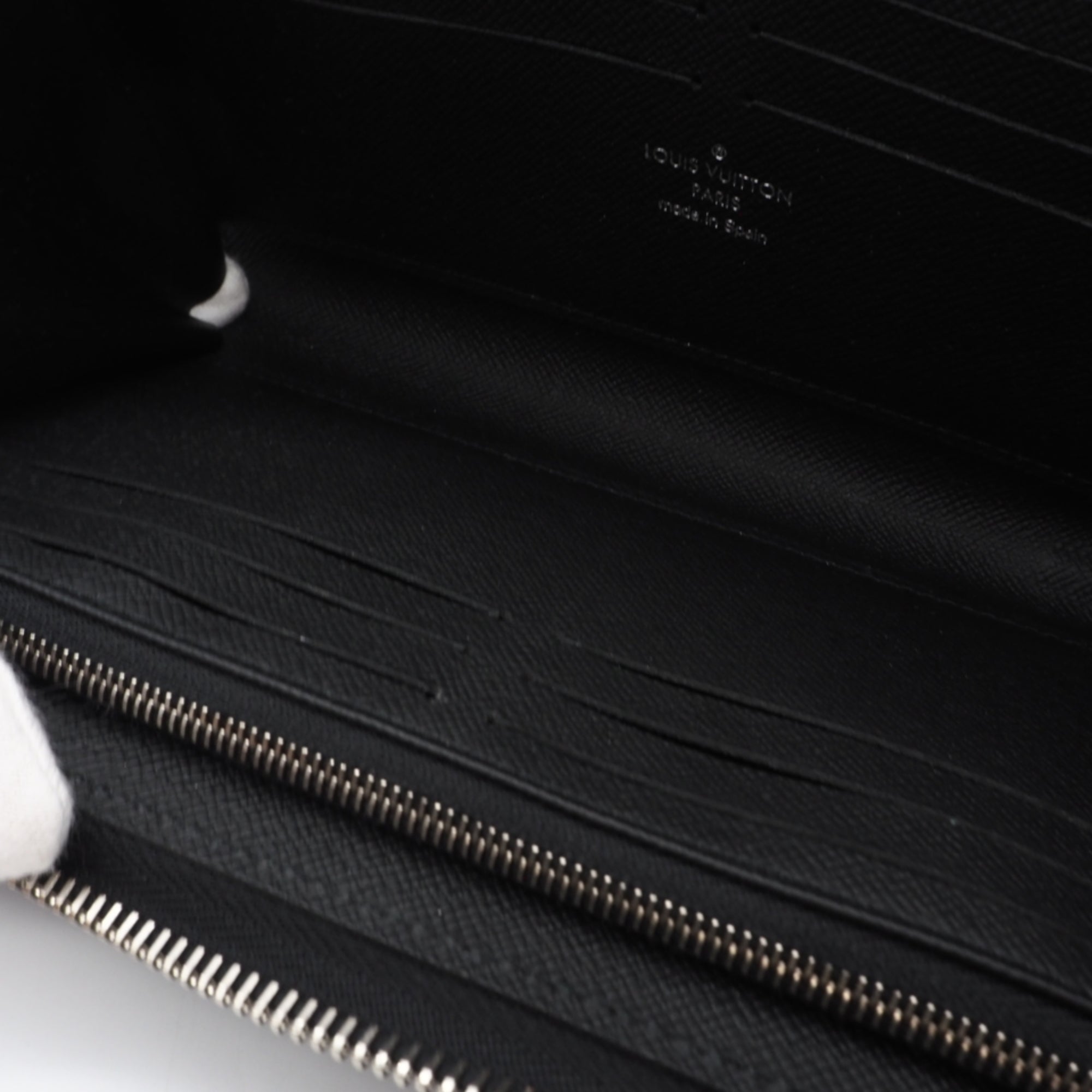 Louis Vuitton Taiga Black Leather Long Wallet (Bi-Fold) (Pre-Owned)
