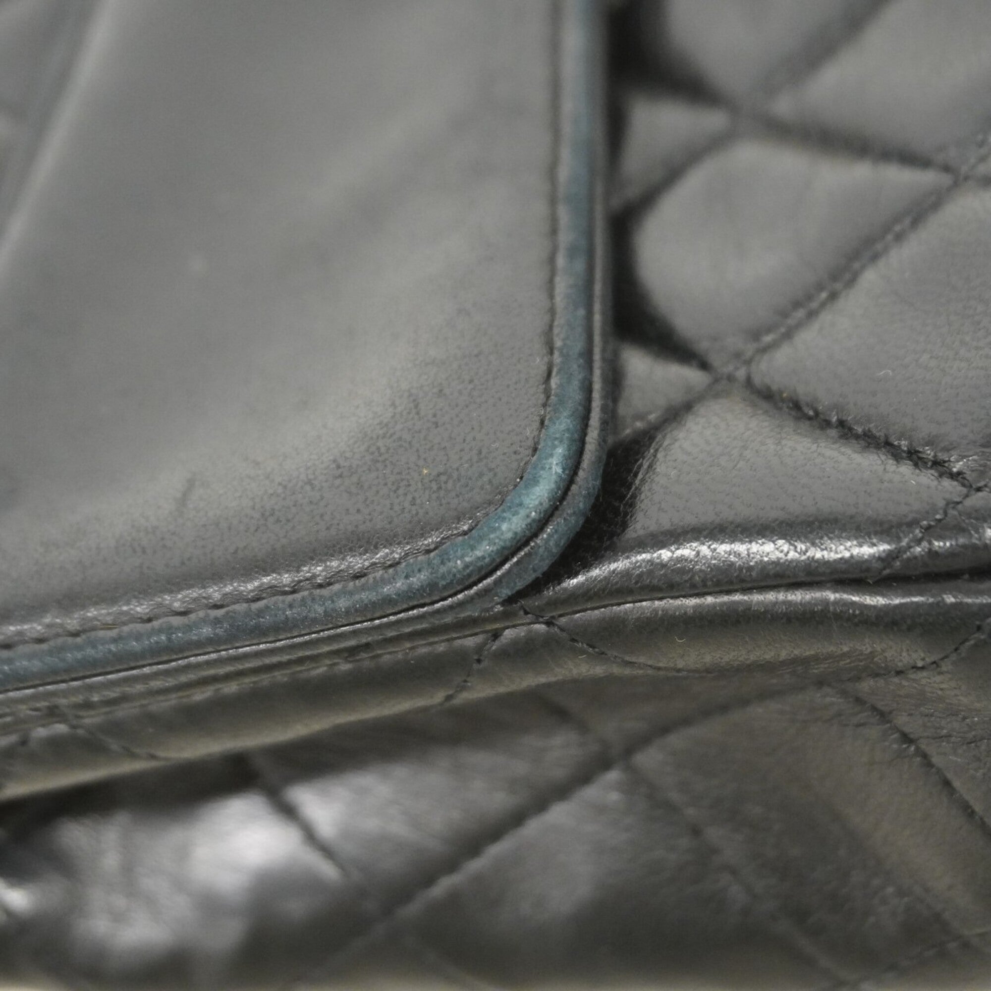 Chanel Black Leather Shoulder Bag (Pre-Owned)