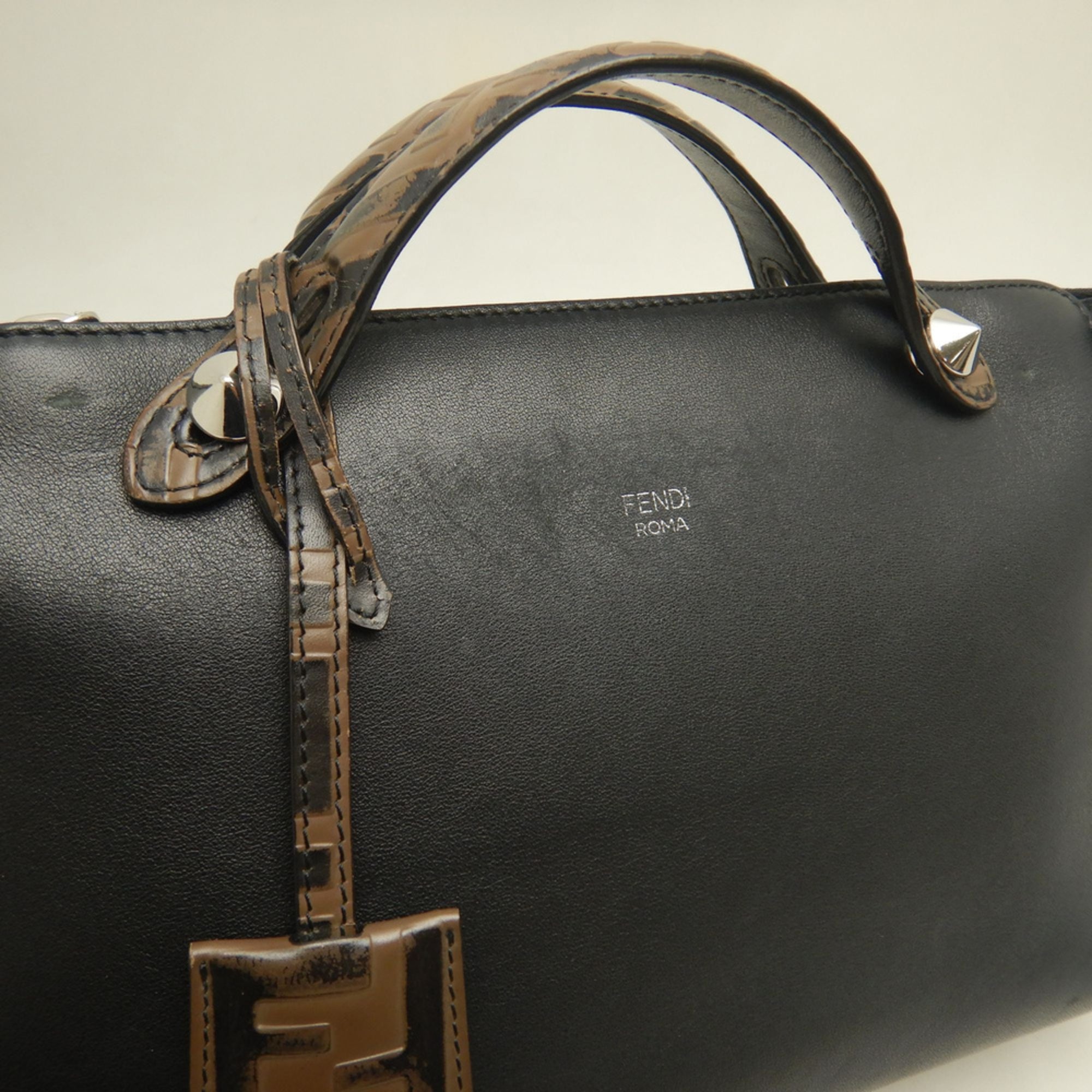 Fendi Black Leather Handbag (Pre-Owned)