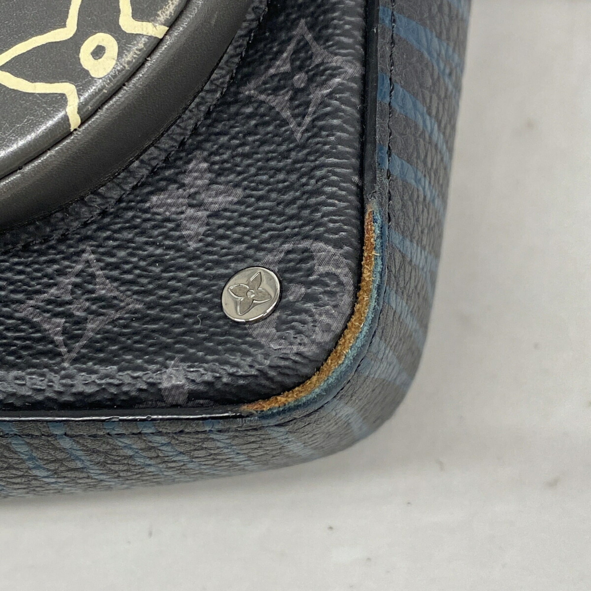 Louis Vuitton Black Shoulder Bag (Pre-Owned)