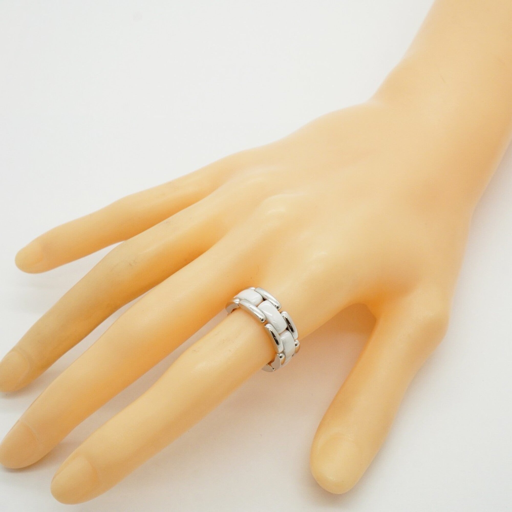 Chanel White White Gold (18K) Ceramic Band Ring (Pre-Owned)