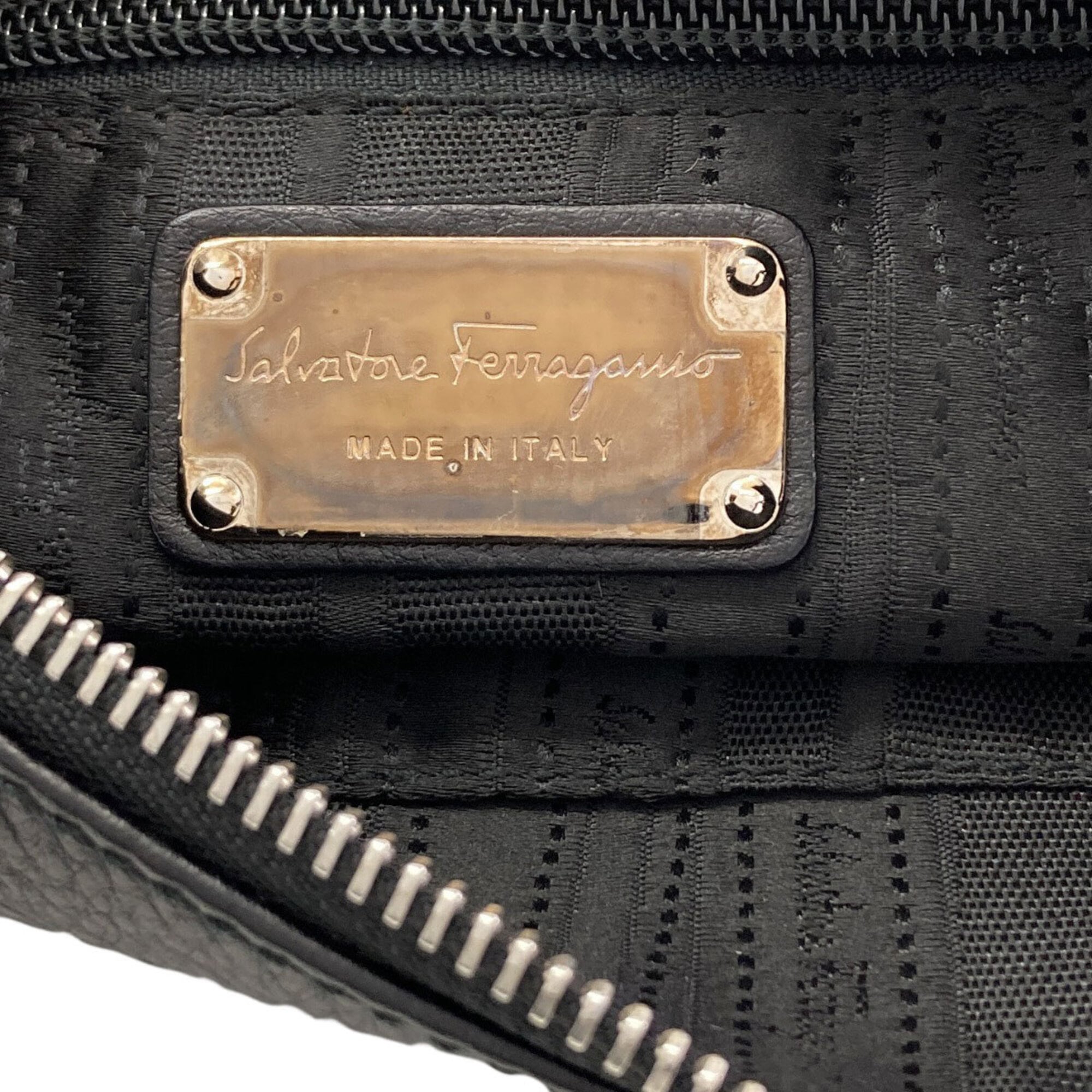 Salvatore Ferragamo Black Leather Shoulder Bag (Pre-Owned)