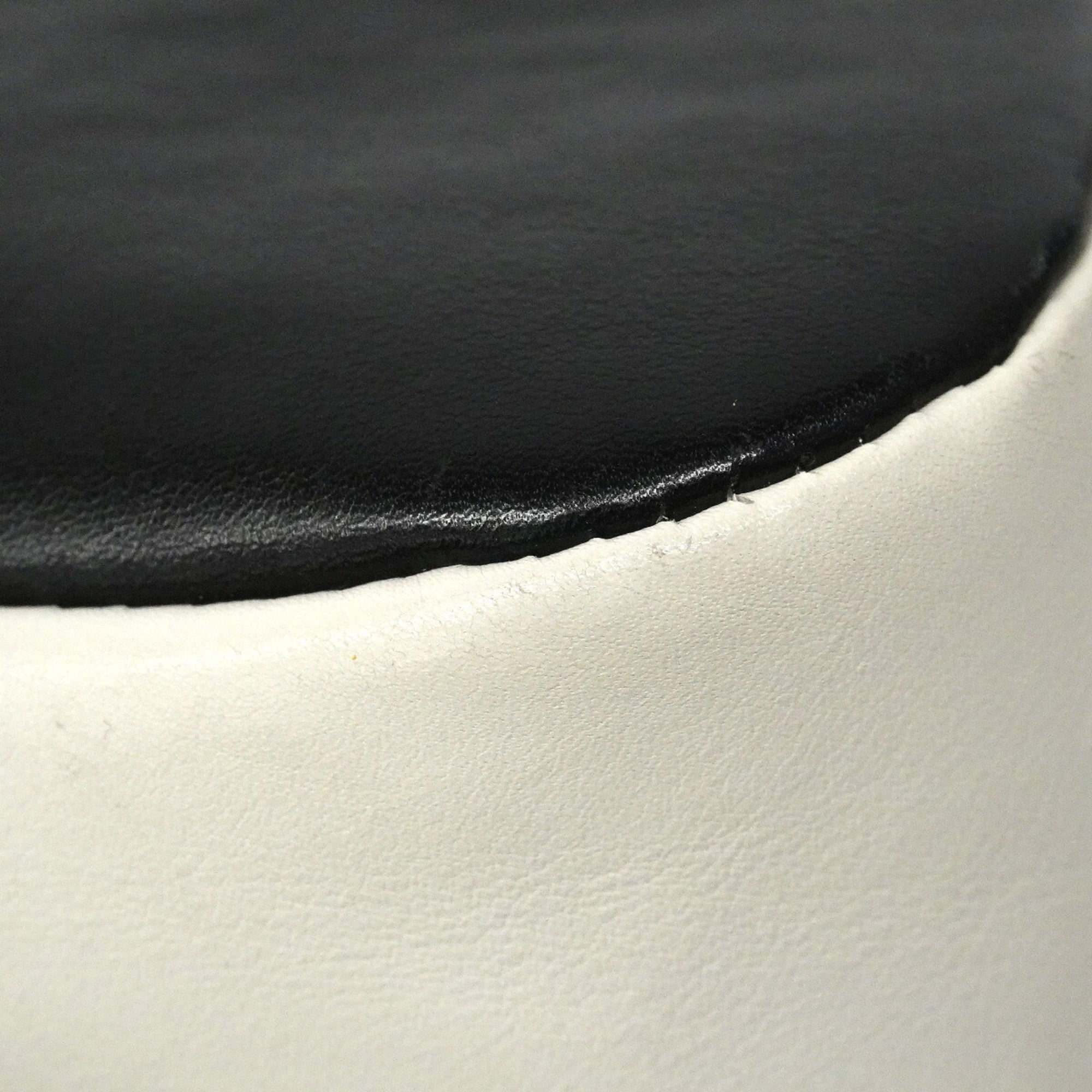 Chanel Black White Leather Shoulder Bag (Pre-Owned)