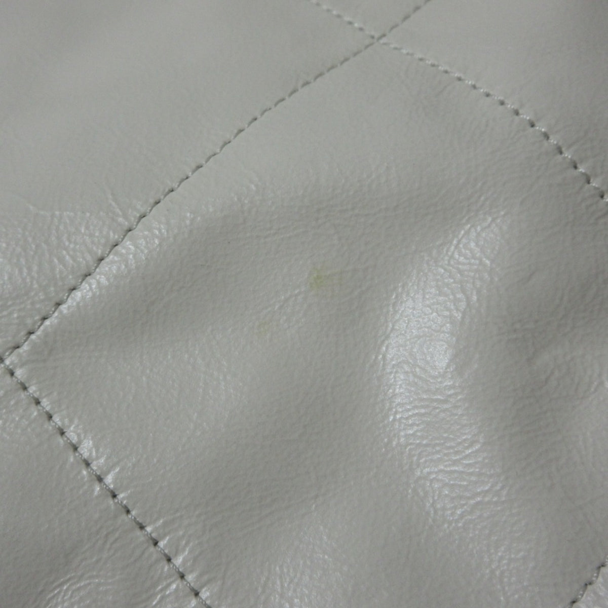 Chanel White Leather Shoulder Bag (Pre-Owned)