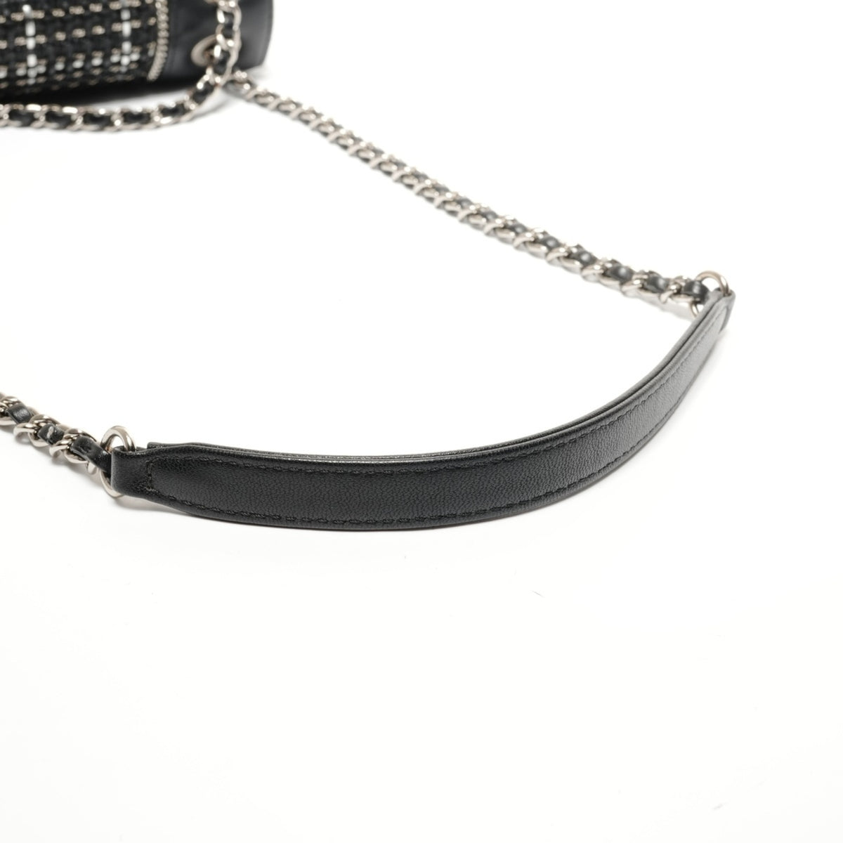 Chanel Black Leather Shoulder Bag (Pre-Owned)