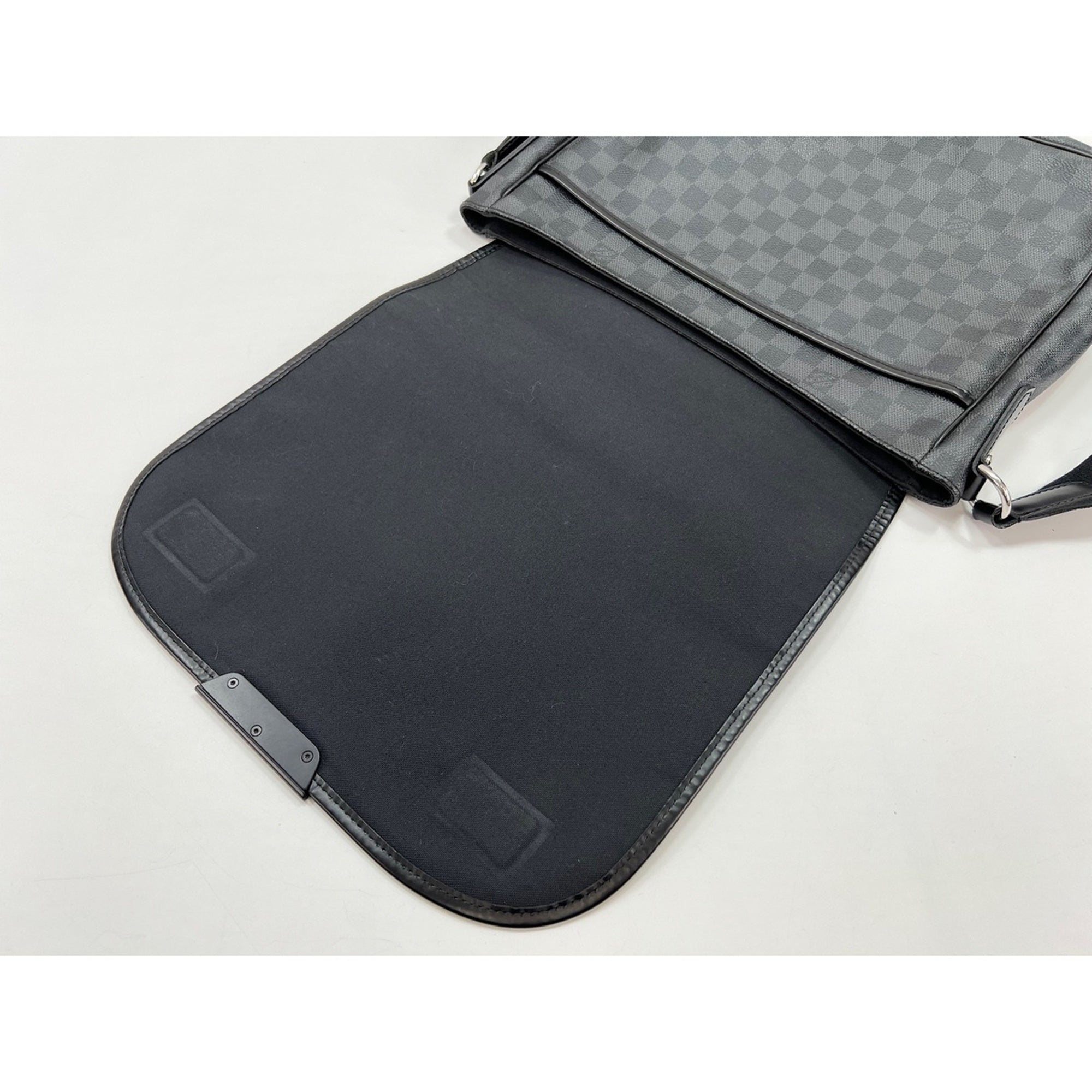 Louis Vuitton Black Shoulder Bag (Pre-Owned)