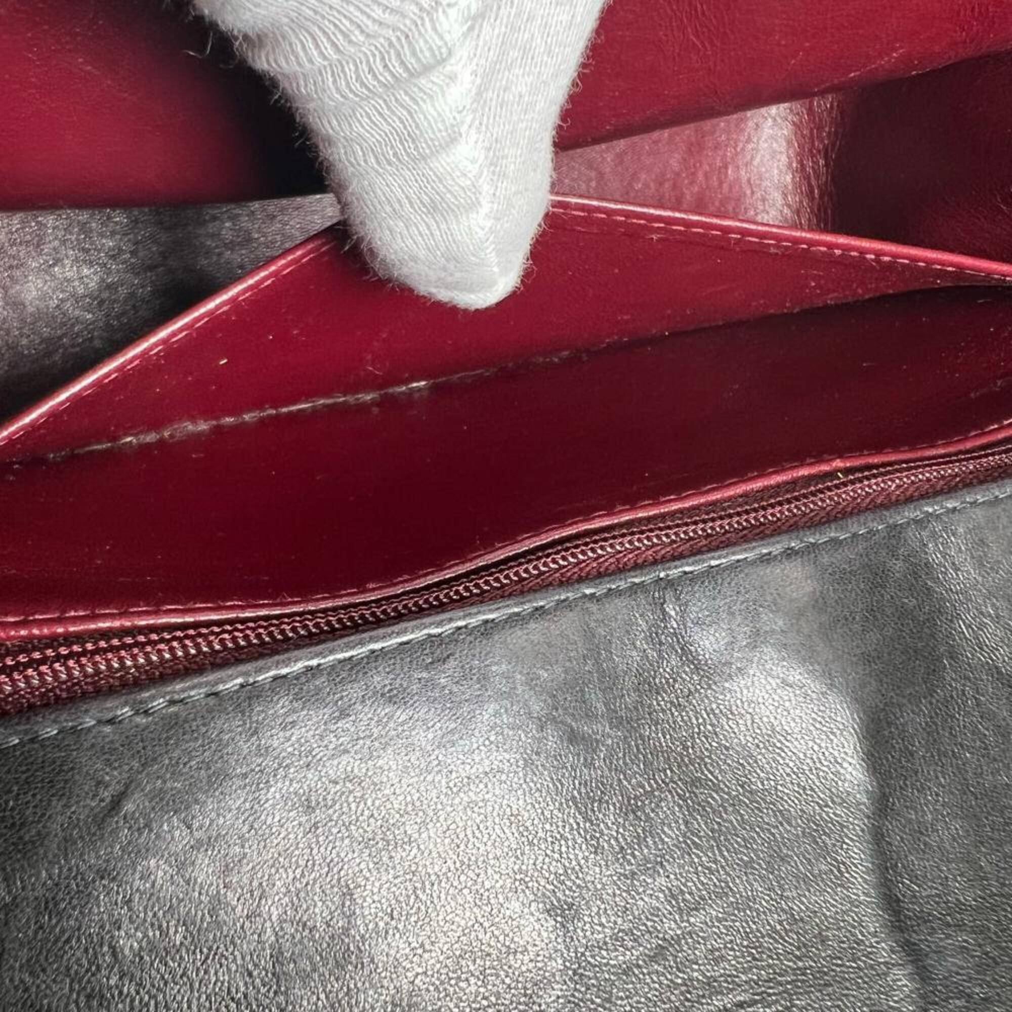 Chanel Black Leather Shoulder Bag (Pre-Owned)