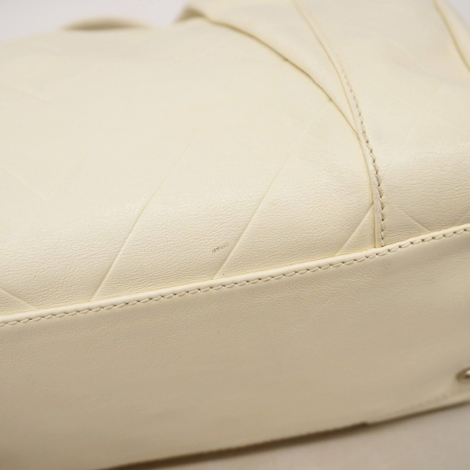 Chanel White Leather Handbag (Pre-Owned)