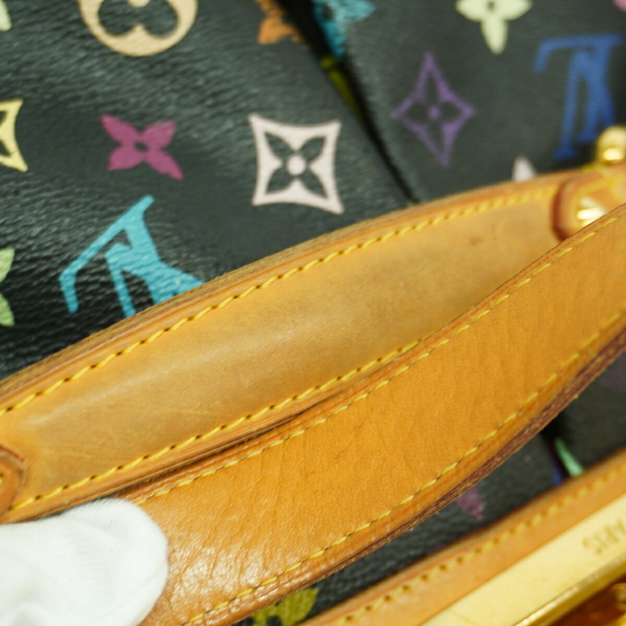 Louis Vuitton Noir Handbag (Pre-Owned)