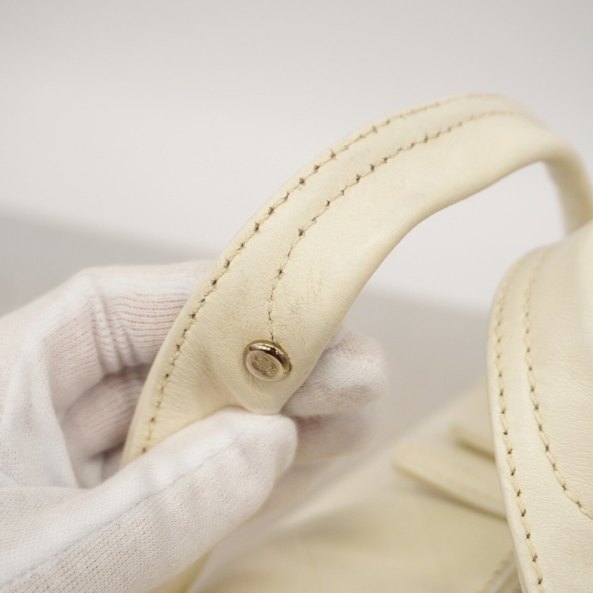 Chanel White Leather Handbag (Pre-Owned)
