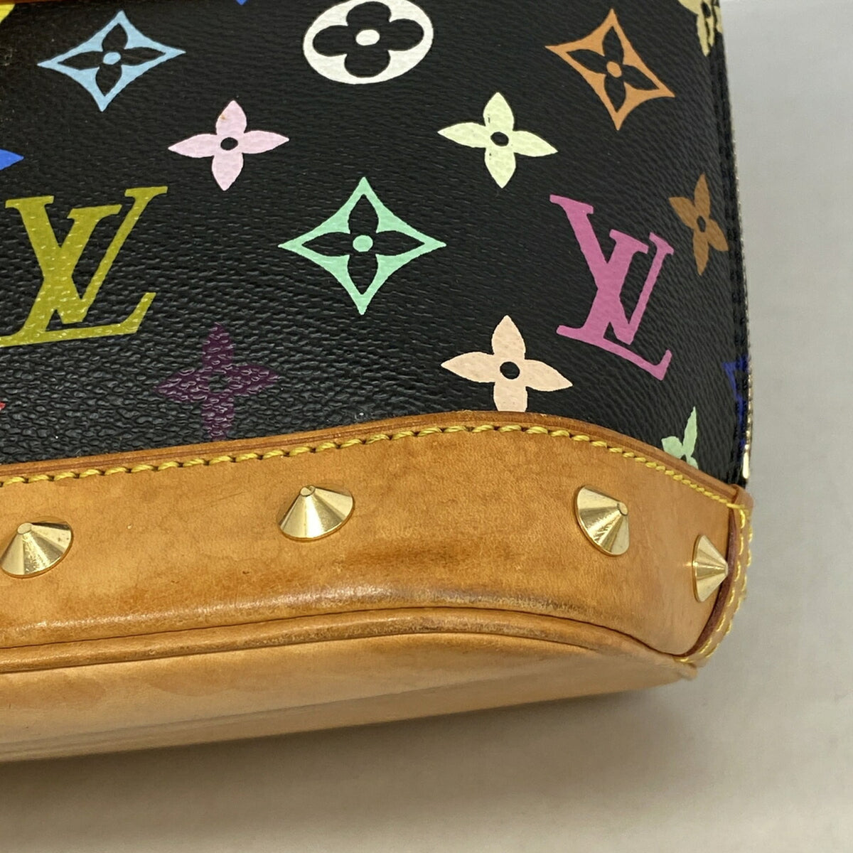 Louis Vuitton Noir Handbag (Pre-Owned)