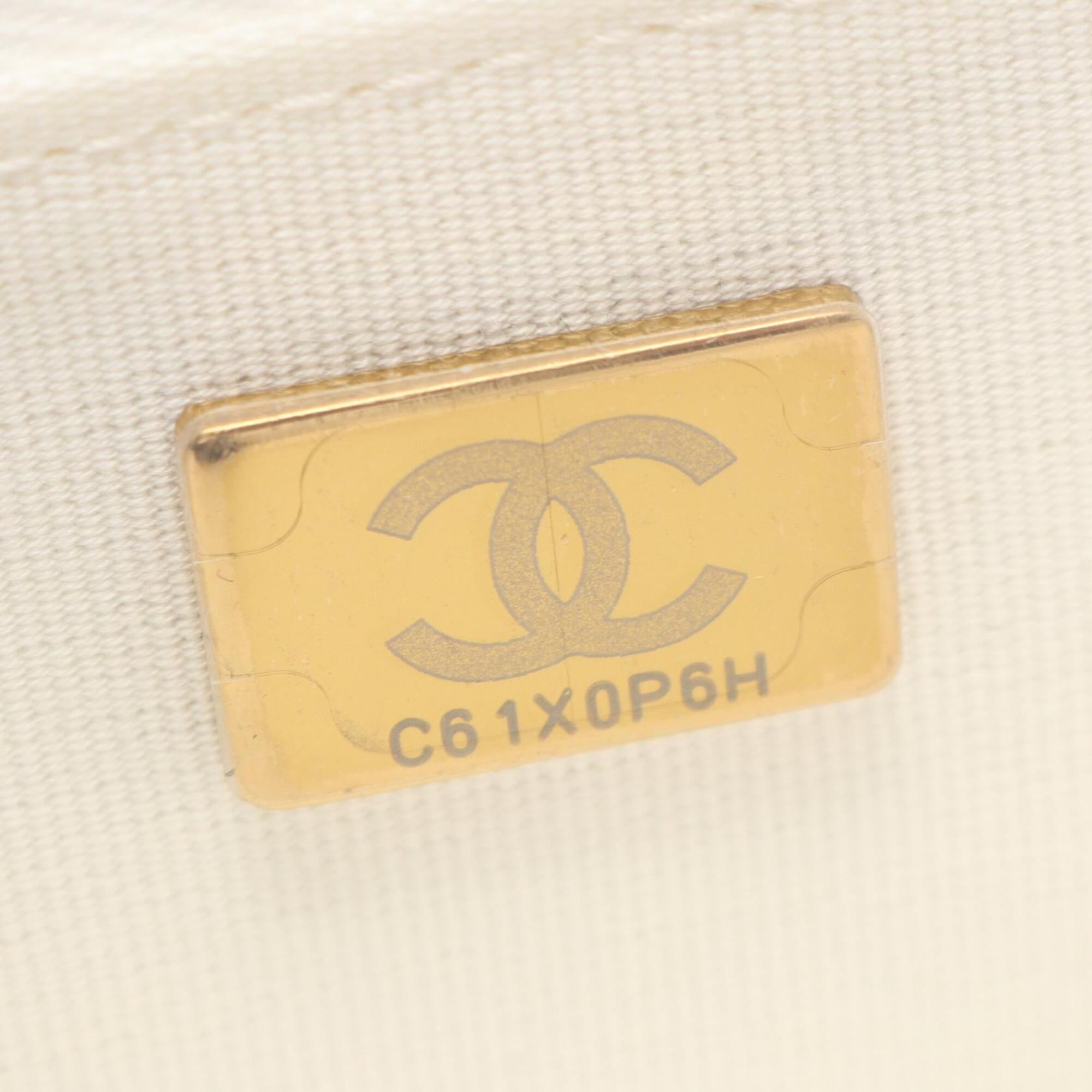 Chanel Matelasse White Leather Handbag Shoulder Bag (Pre-Owned)