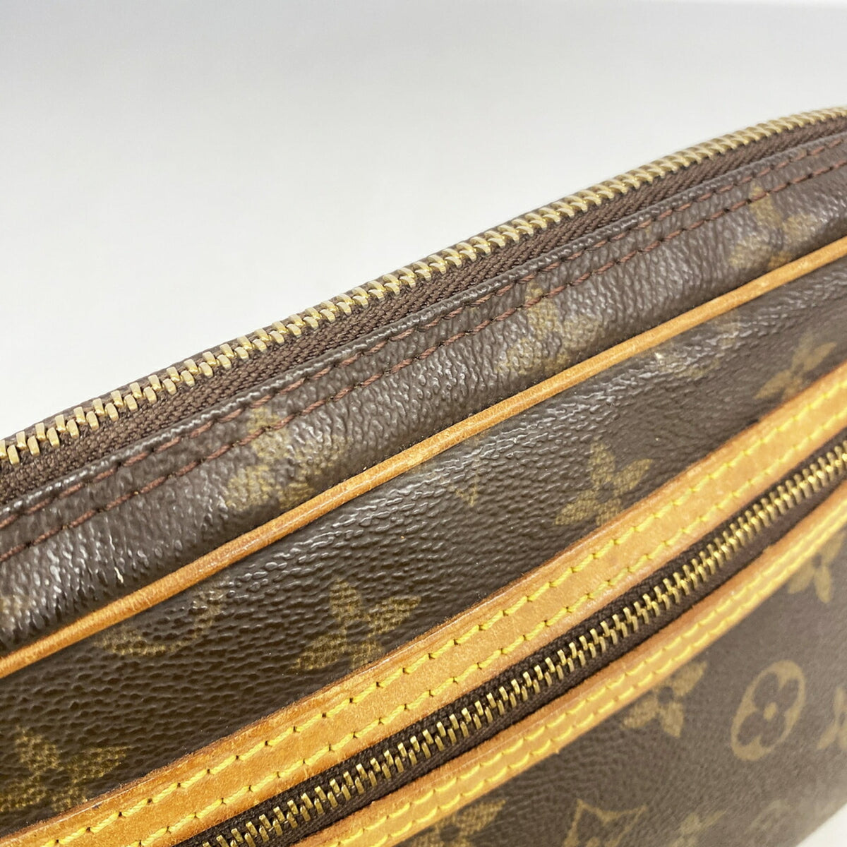 Louis Vuitton Brown Clutch Bag (Pre-Owned)