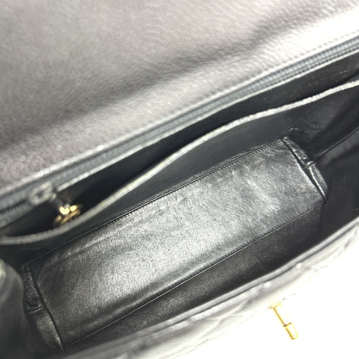 Chanel Black Leather Handbag (Pre-Owned)