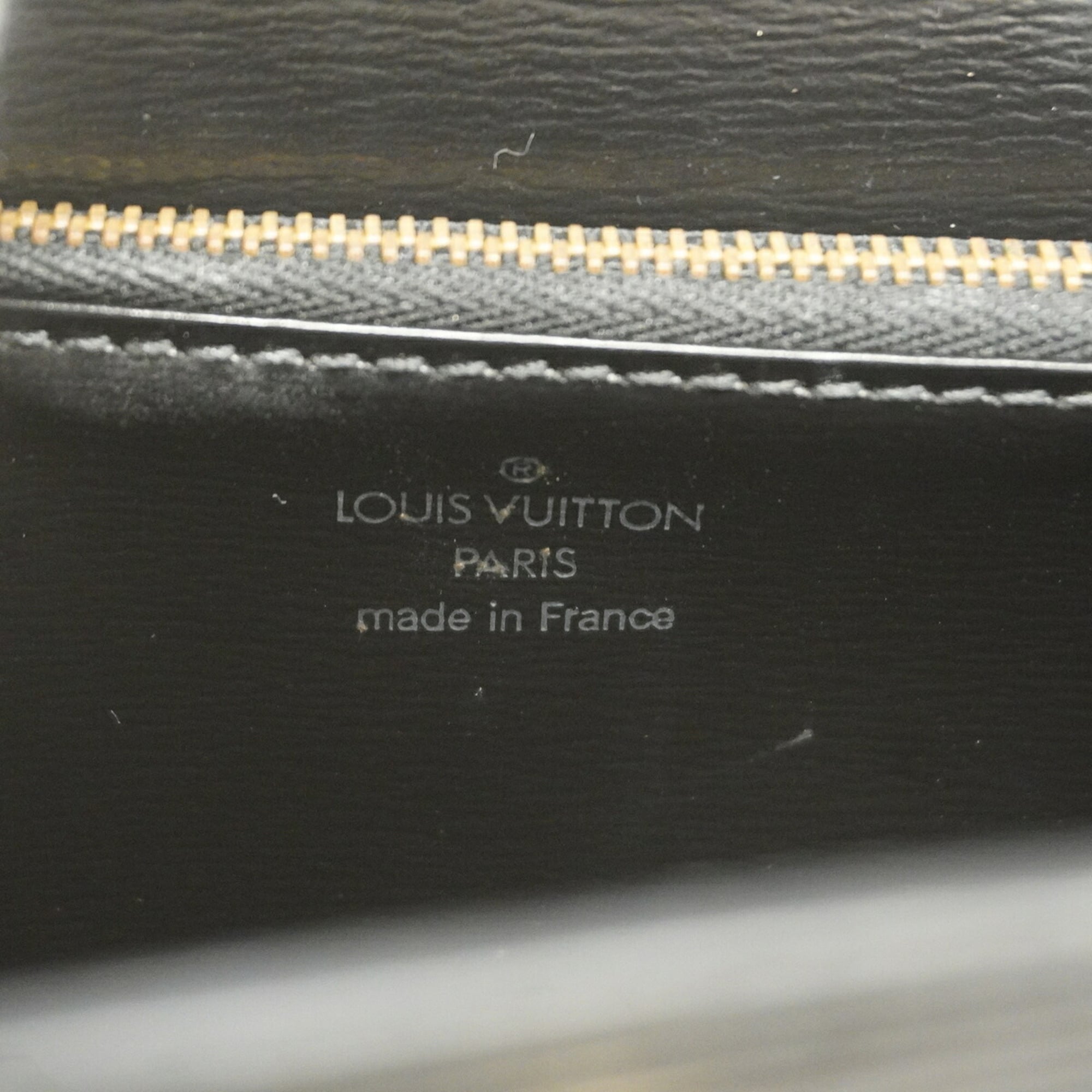 Louis Vuitton Noir Handbag (Pre-Owned)