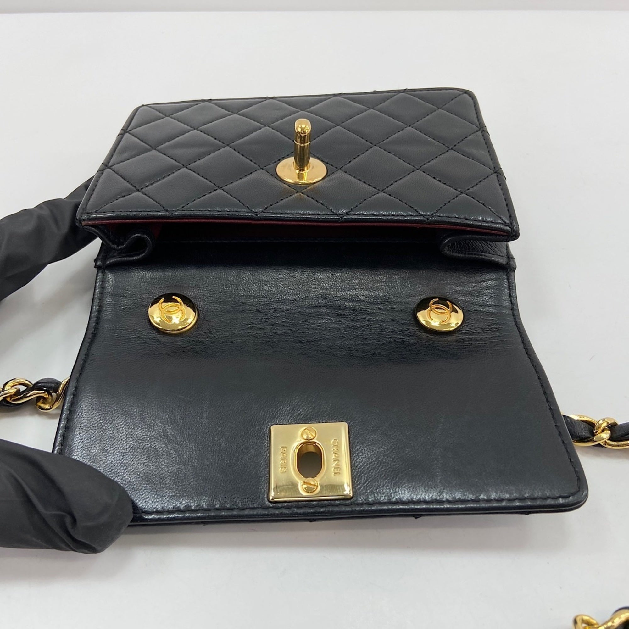 Chanel Black Leather Shoulder Bag (Pre-Owned)