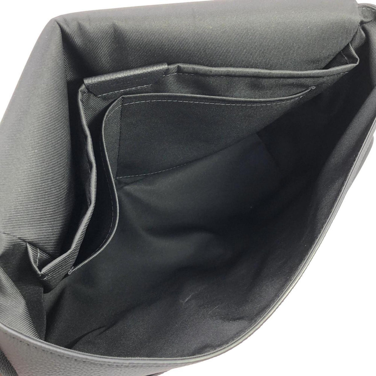 Louis Vuitton Black Leather Shoulder Bag (Pre-Owned)