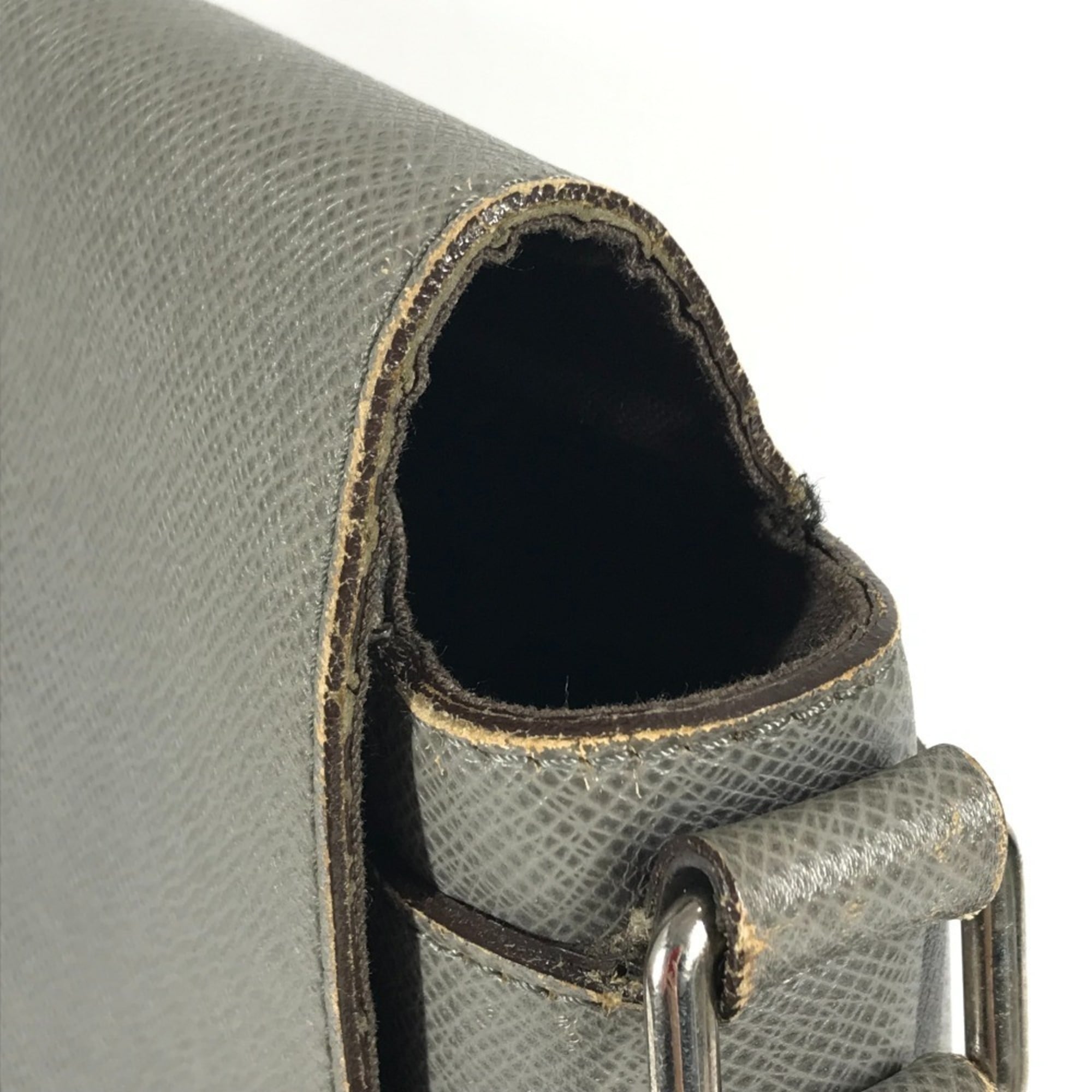 Louis Vuitton Glacier Gray Taiga Leather Messenger Bag Shoulder Bag (Pre-Owned)