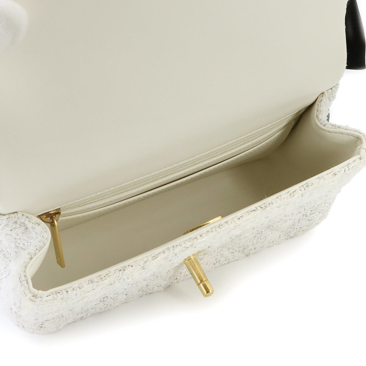 Chanel White Tweed Handbag Shoulder Bag (Pre-Owned)