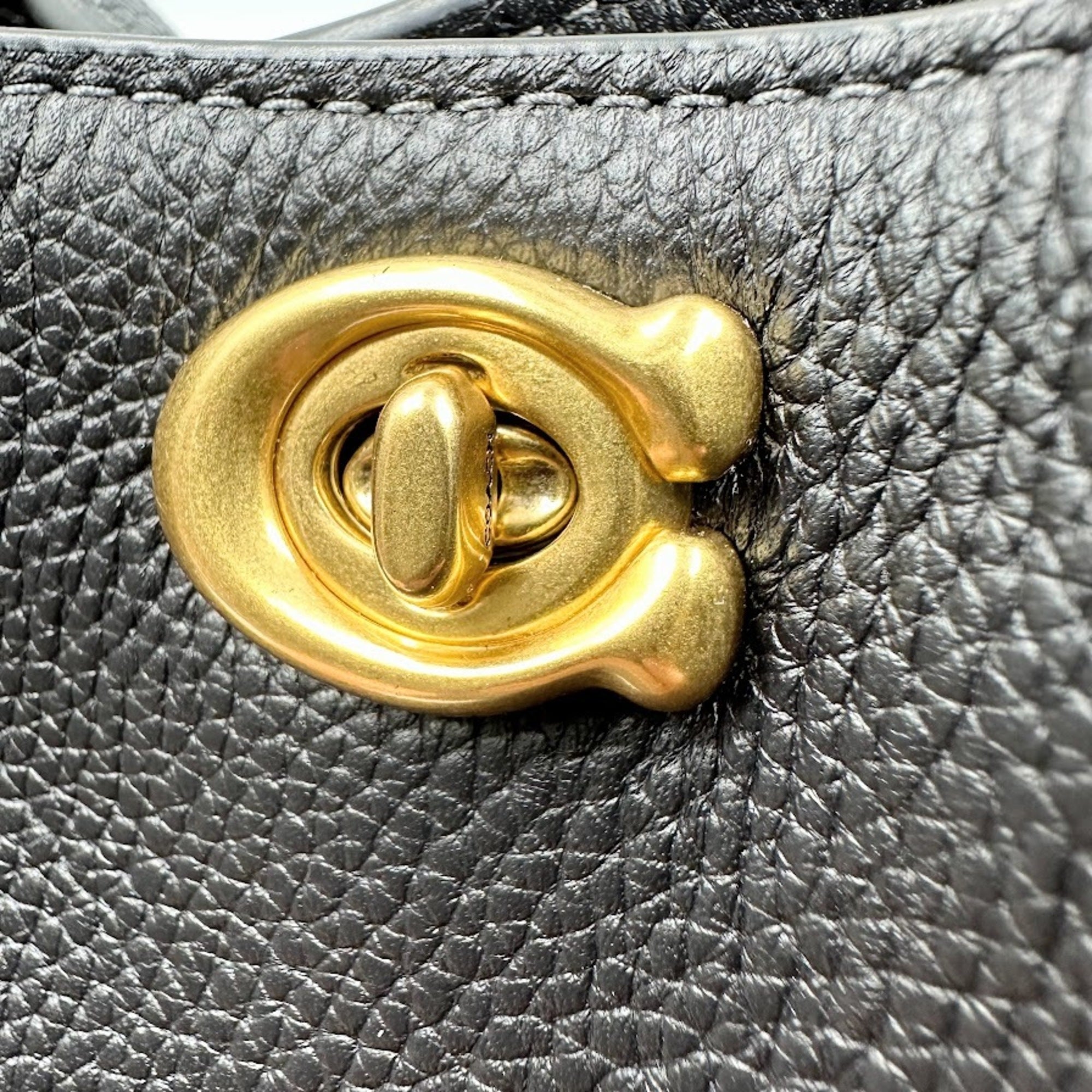 Coach Black Leather Shoulder Bag (Pre-Owned)