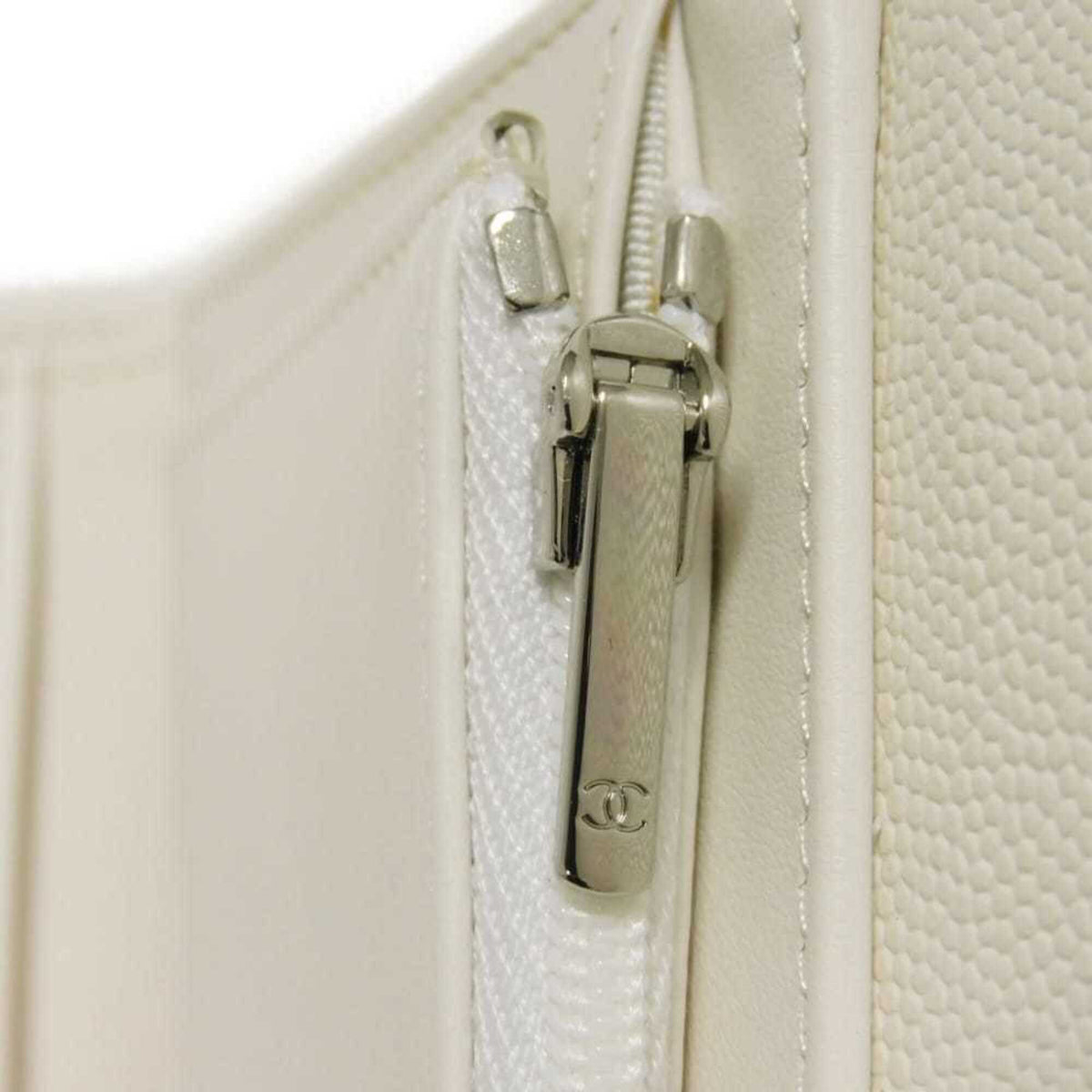Chanel White Leather Wallet (Tri-Fold) (Pre-Owned)