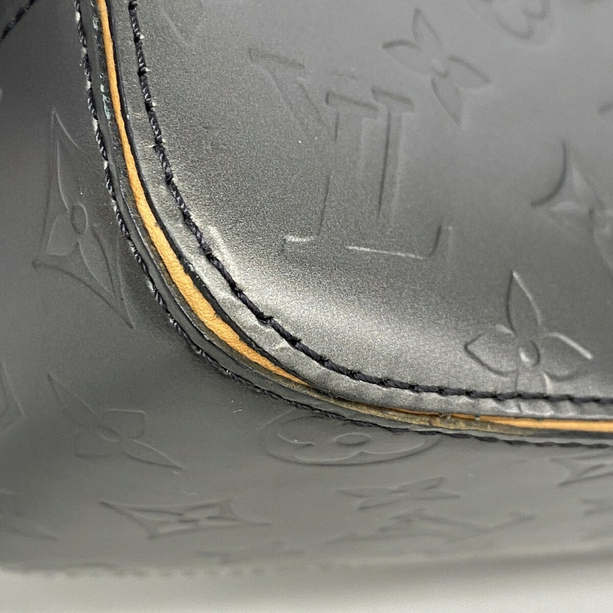 Louis Vuitton Noir Handbag (Pre-Owned)
