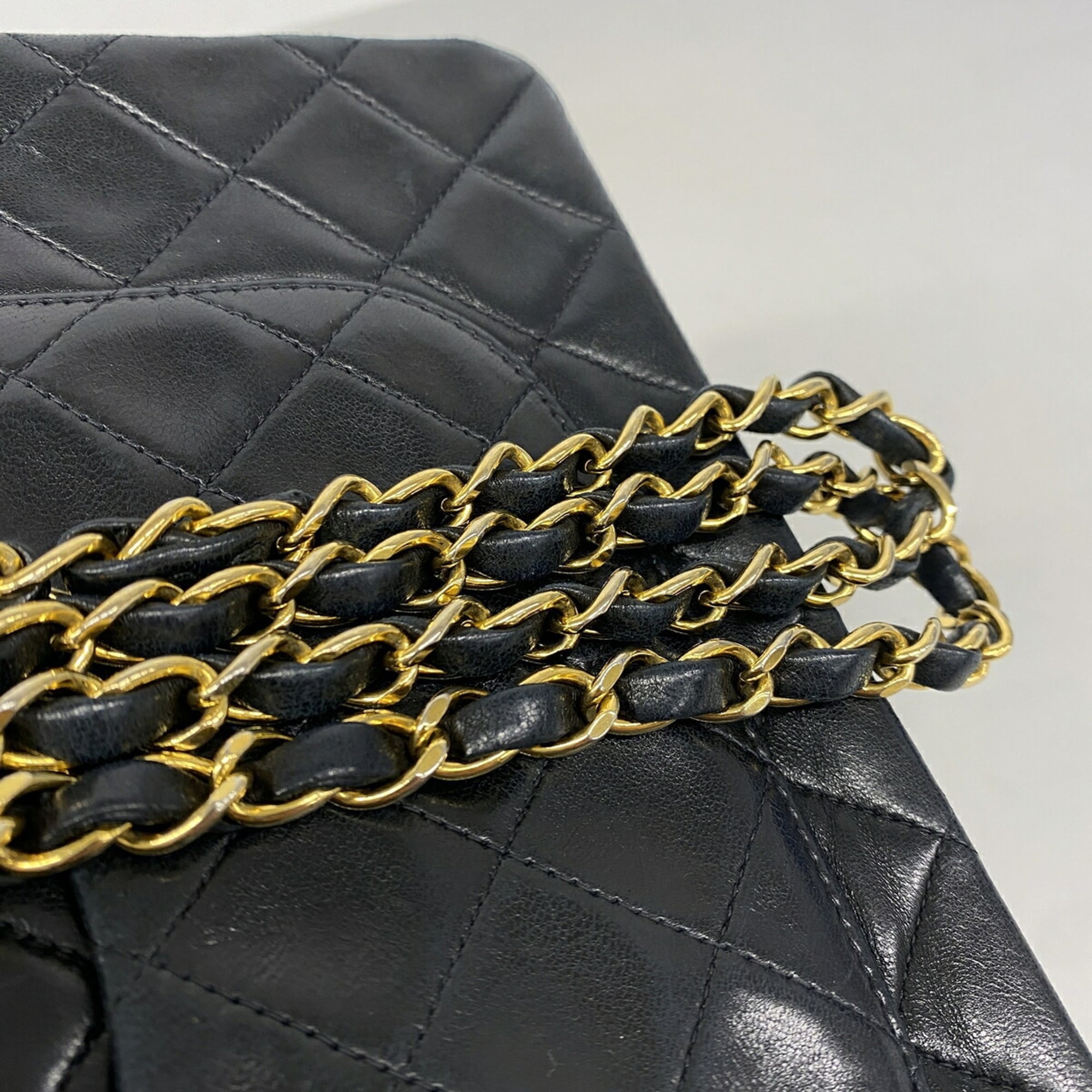 Chanel Black Leather Shoulder Bag (Pre-Owned)